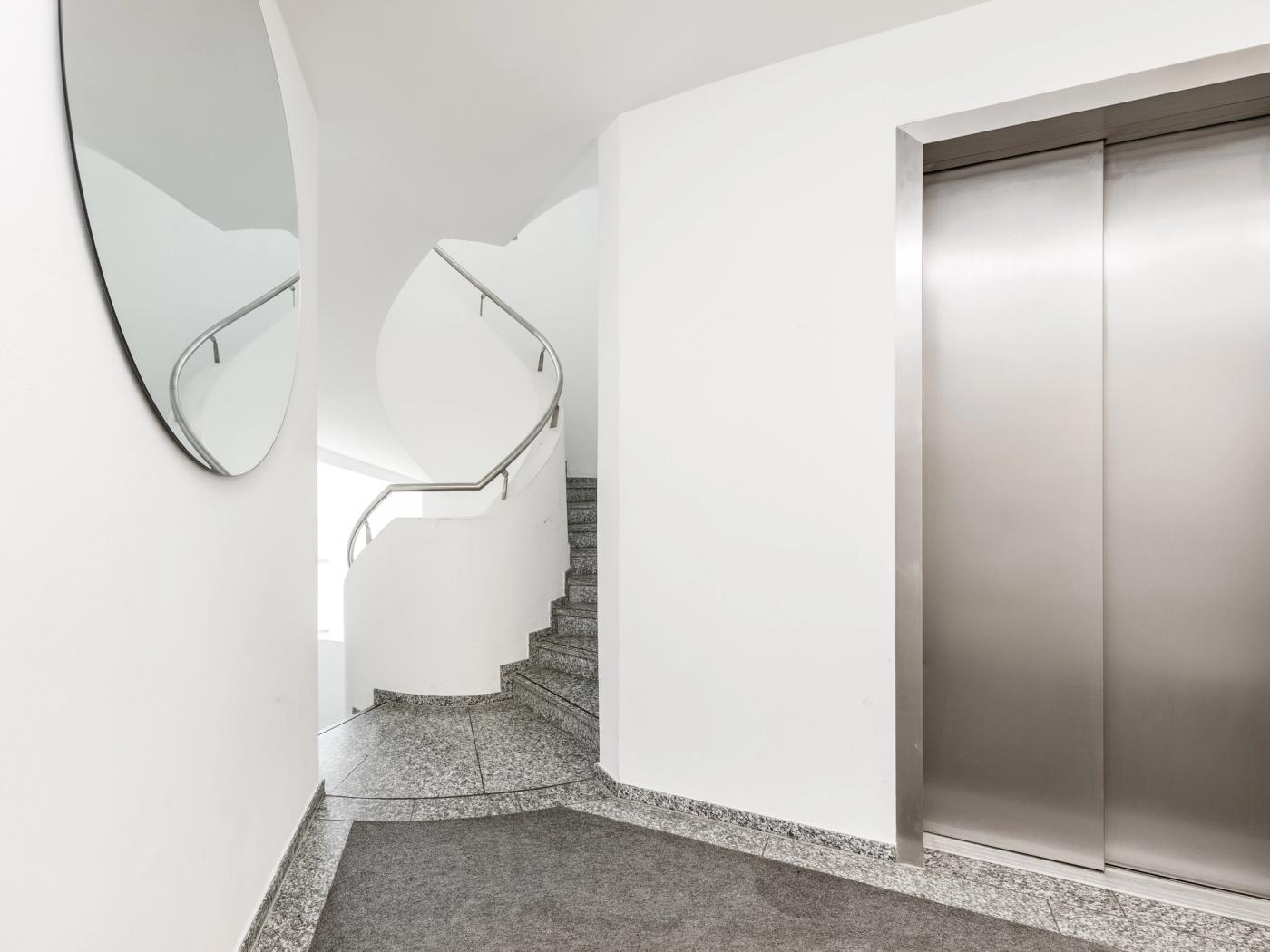 Schönes Treppenhaus mit Fahrstuhl Schönes Treppenhaus mit Fahrstuhl