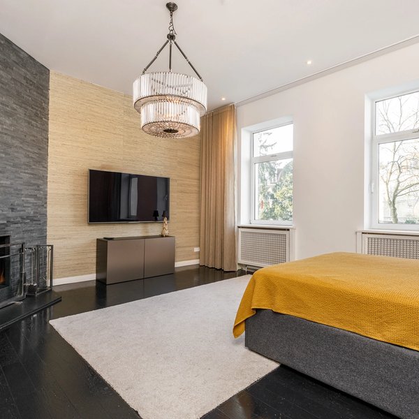 Schlafzimmer Kamin Doppelbett Parkett