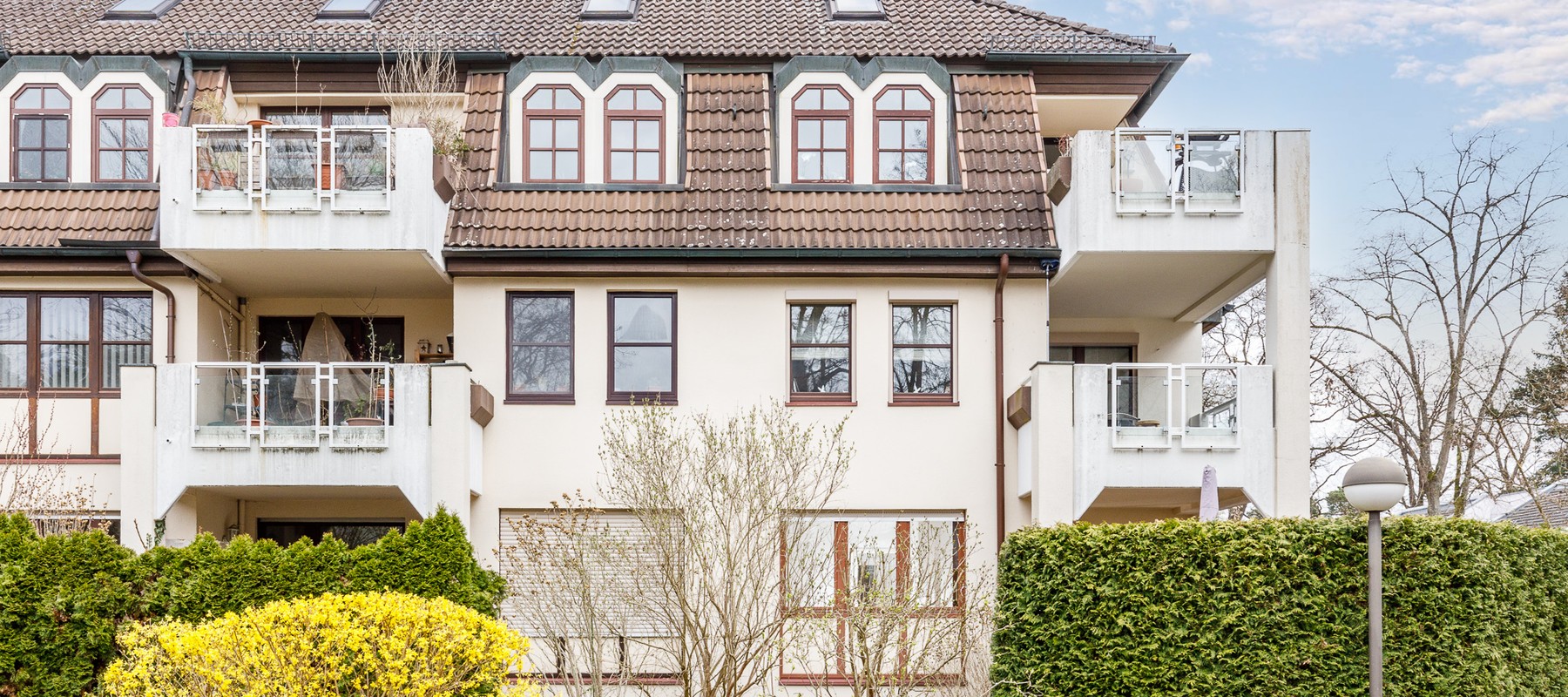 Well-maintained multi-family residence Well-maintained multi-family residence