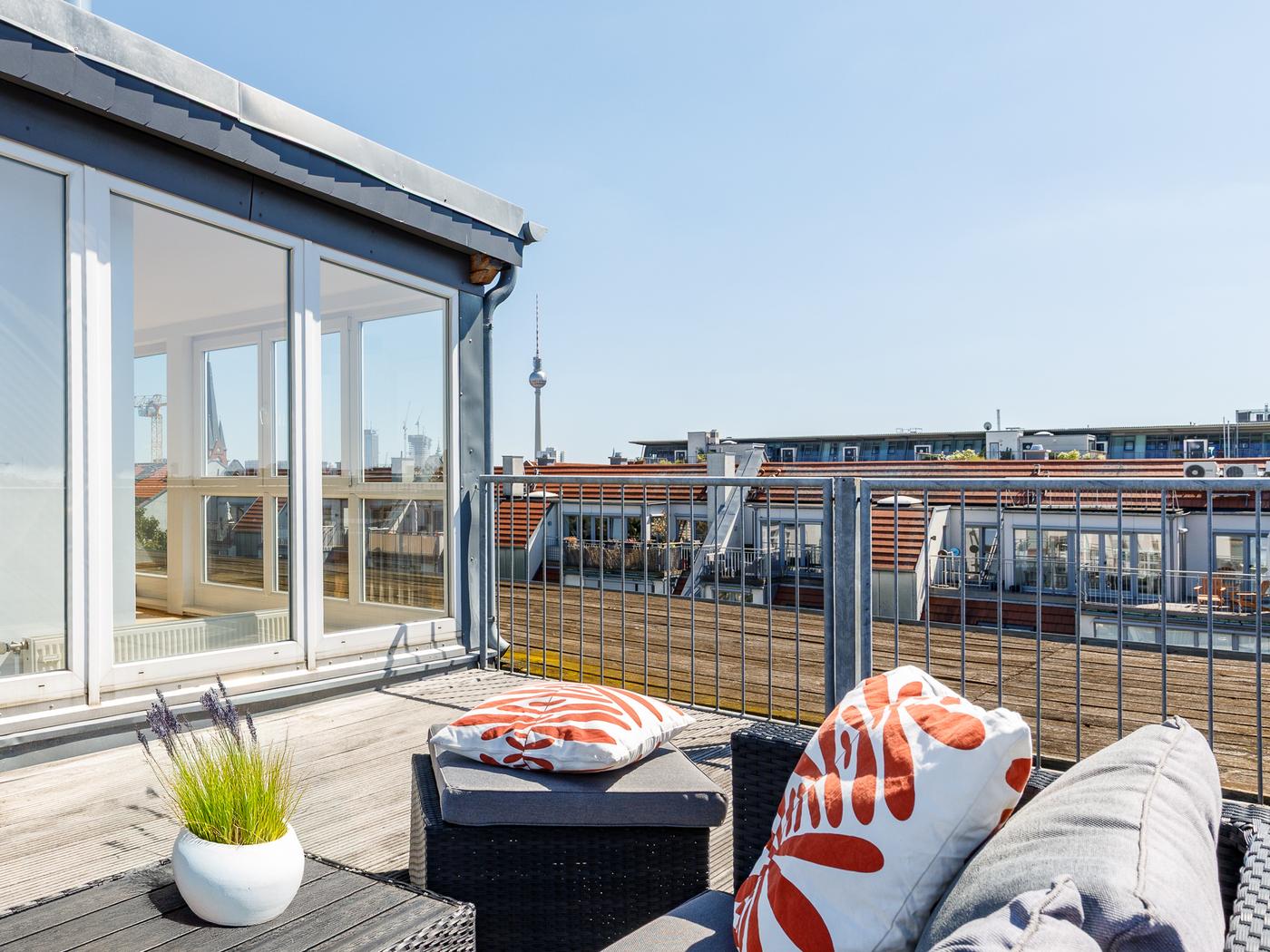 Aufdachterrasse mit Panoramablick über die Stadt Aufdachterrasse mit Panoramablick über die Stadt