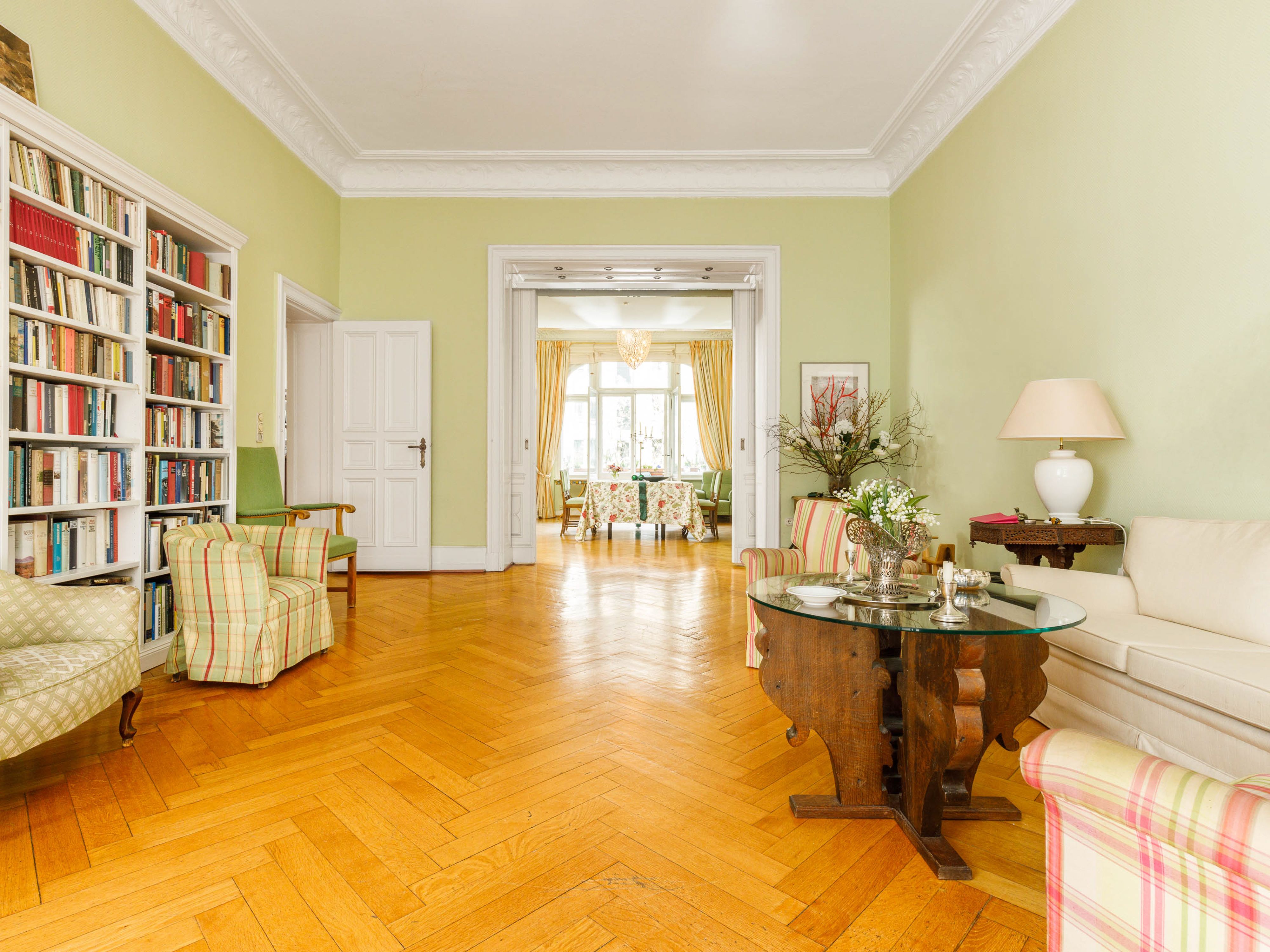 Großes Wohn- und Esszimmer mit Stuck