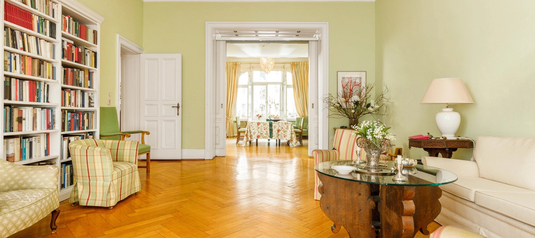 Großes Wohn- und Esszimmer mit Stuck Großes Wohn- und Esszimmer mit Stuck