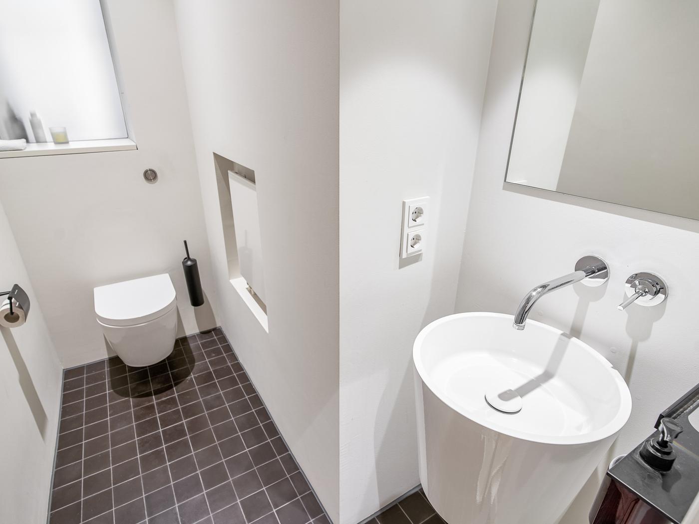 Separates Gäste-WC mit Bidet Separates Gäste-WC mit Bidet