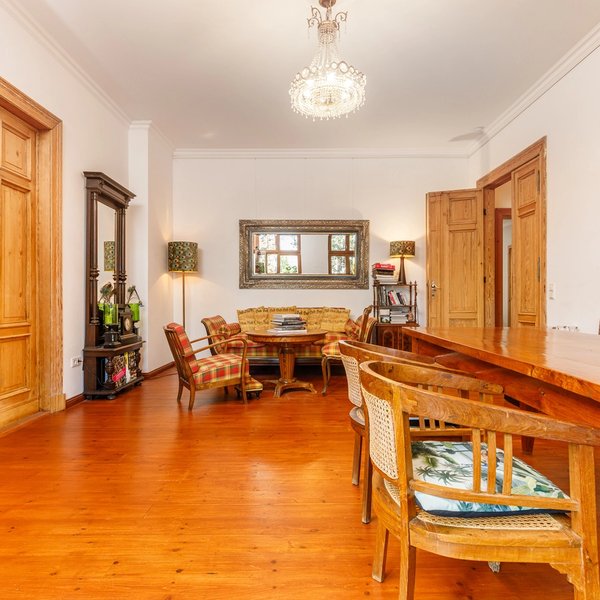 Berlin Altbau Salon Kronleuchter Parkett