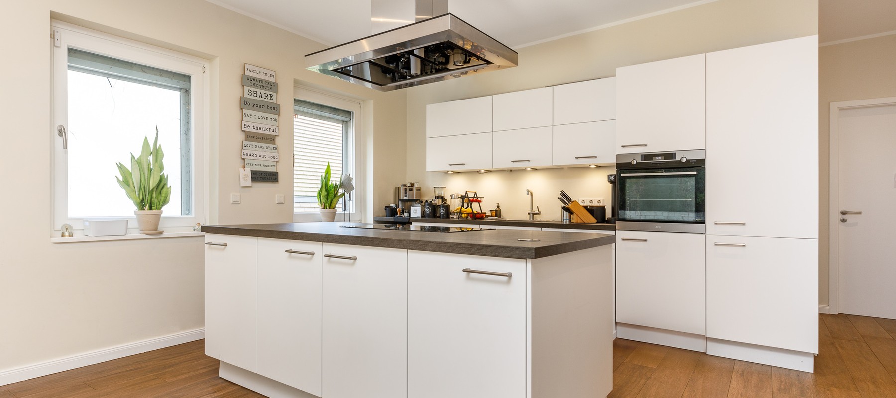 Moderne Einbauküche mit Markengeräten und Kochinsel Moderne Einbauküche mit Markengeräten und Kochinsel