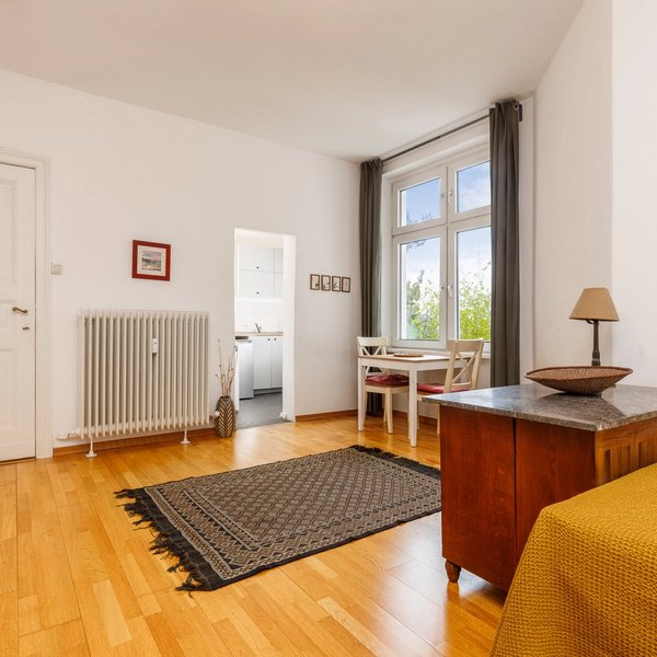 Fenster Kommode Teppich Esstisch