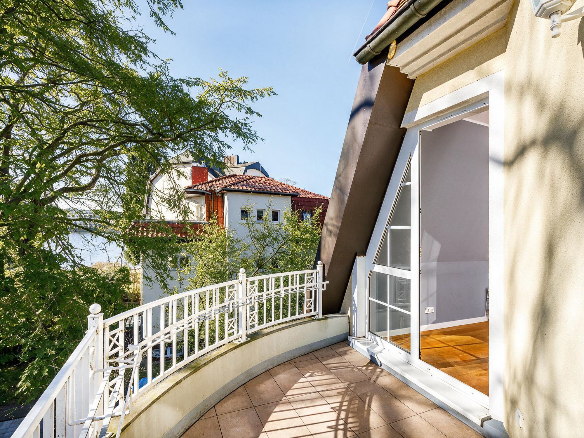 Großzügiger Balkon mit Wasseblick