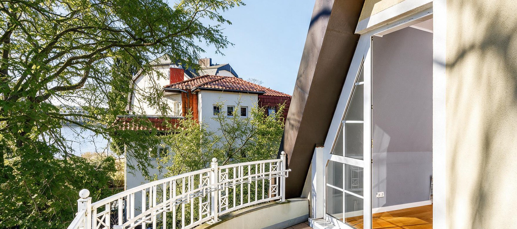Großzügiger Balkon mit Wasseblick Großzügiger Balkon mit Wasseblick