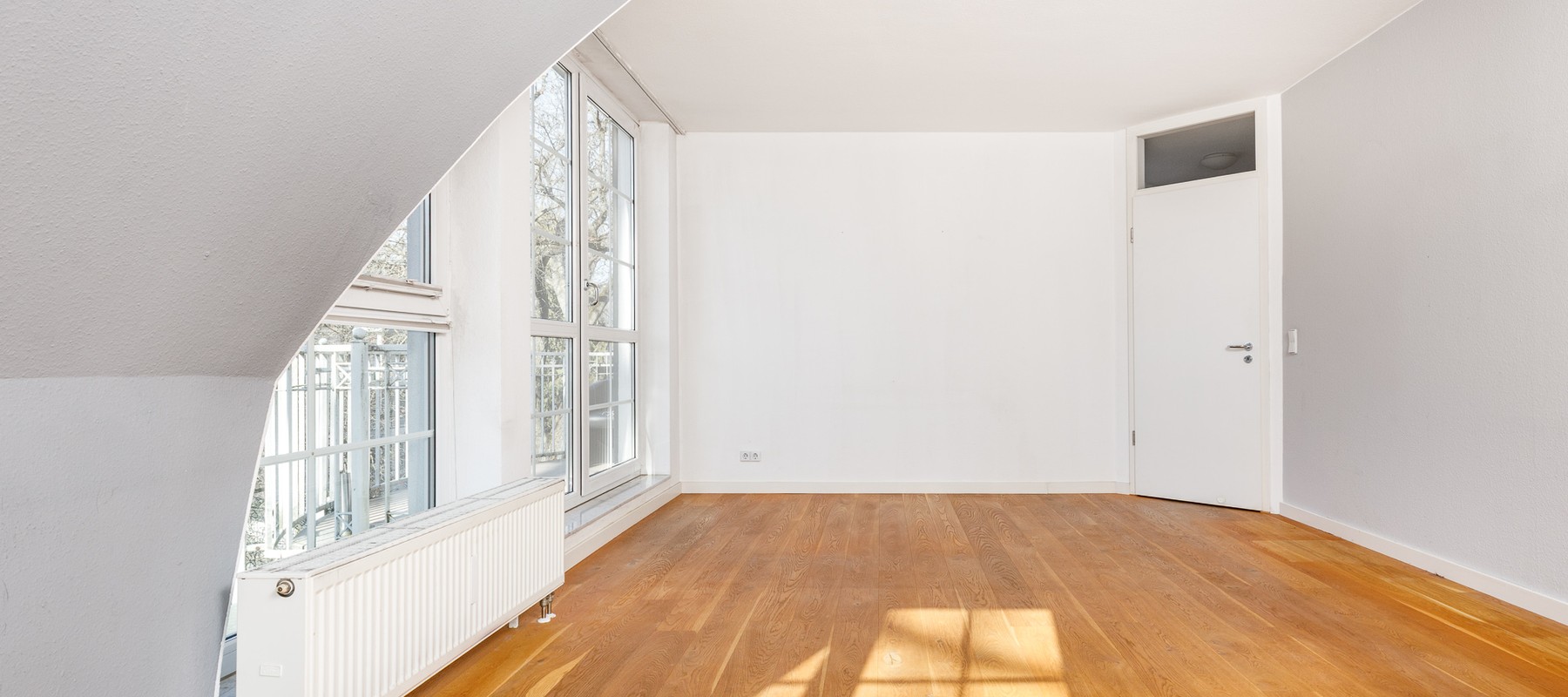Light-filled bedroom with parquet flooring and floor-to-ceiling windows Light-filled bedroom with parquet flooring and floor-to-ceiling windows