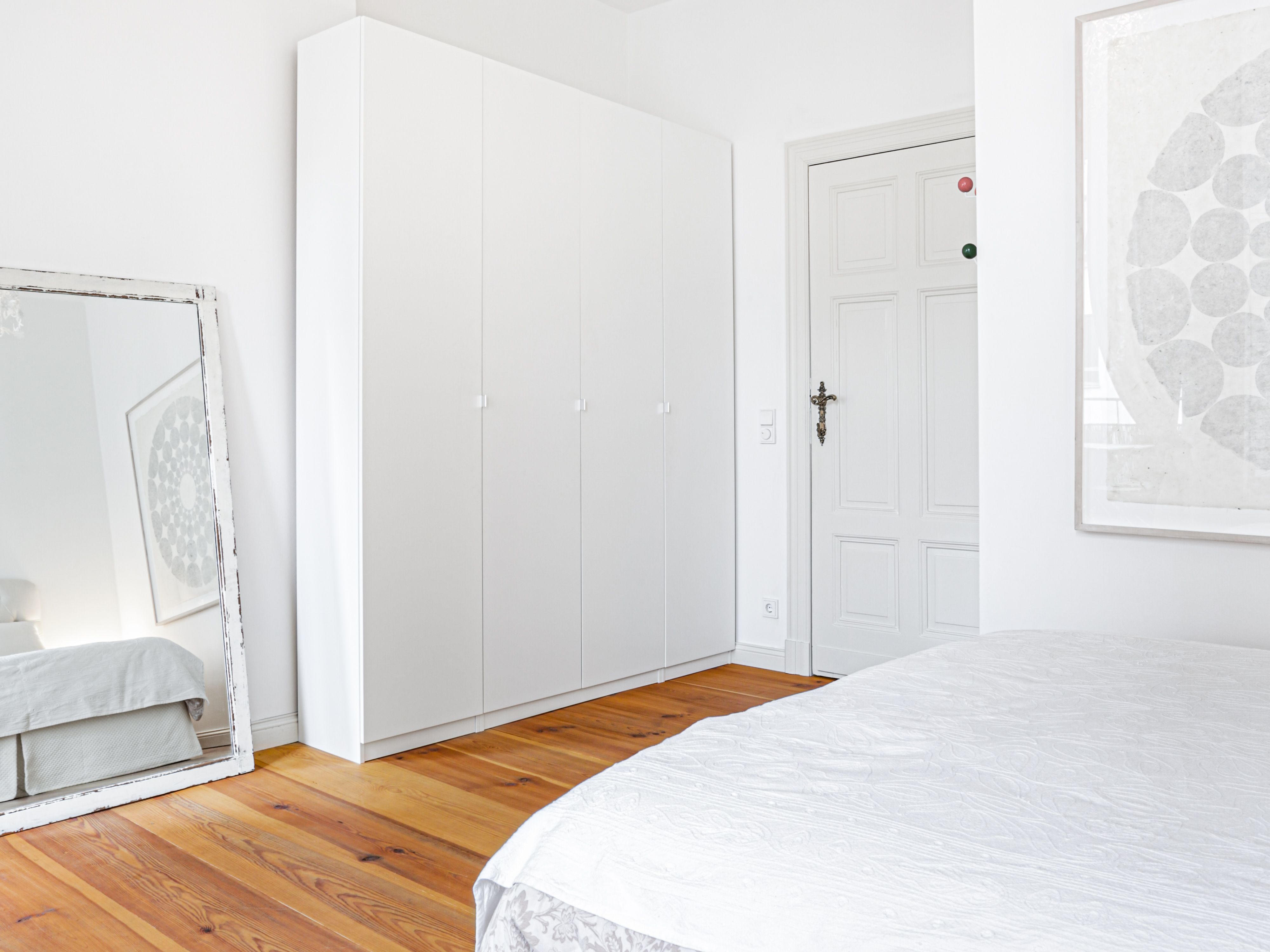 Schlafzimmer mit Dielenboden und Einbauschrank 