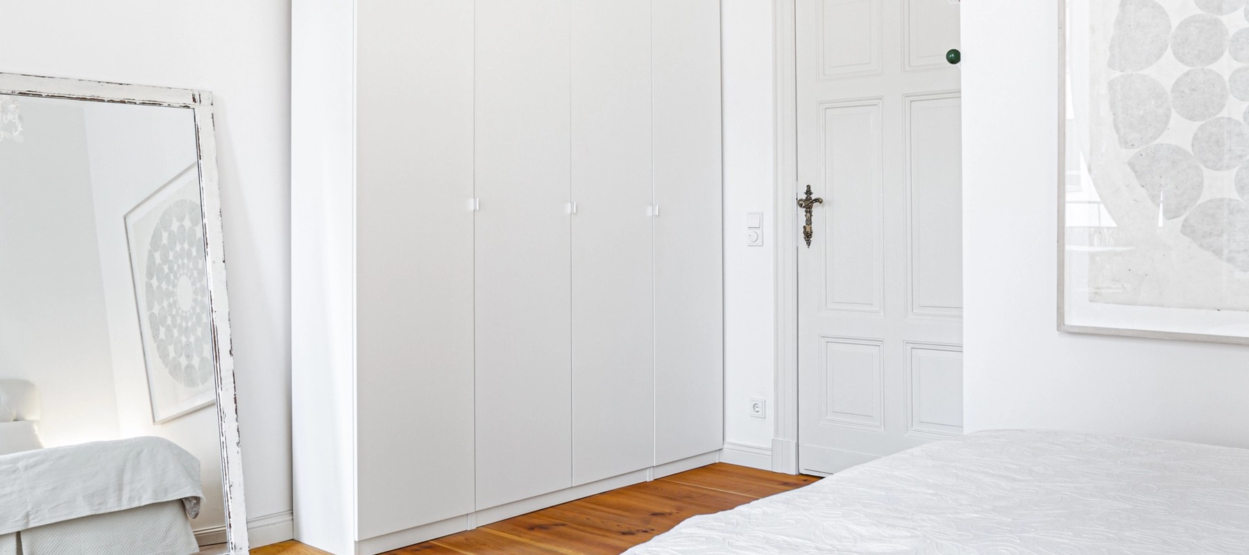 Schlafzimmer mit Dielenboden und Einbauschrank Schlafzimmer mit Dielenboden und Einbauschrank