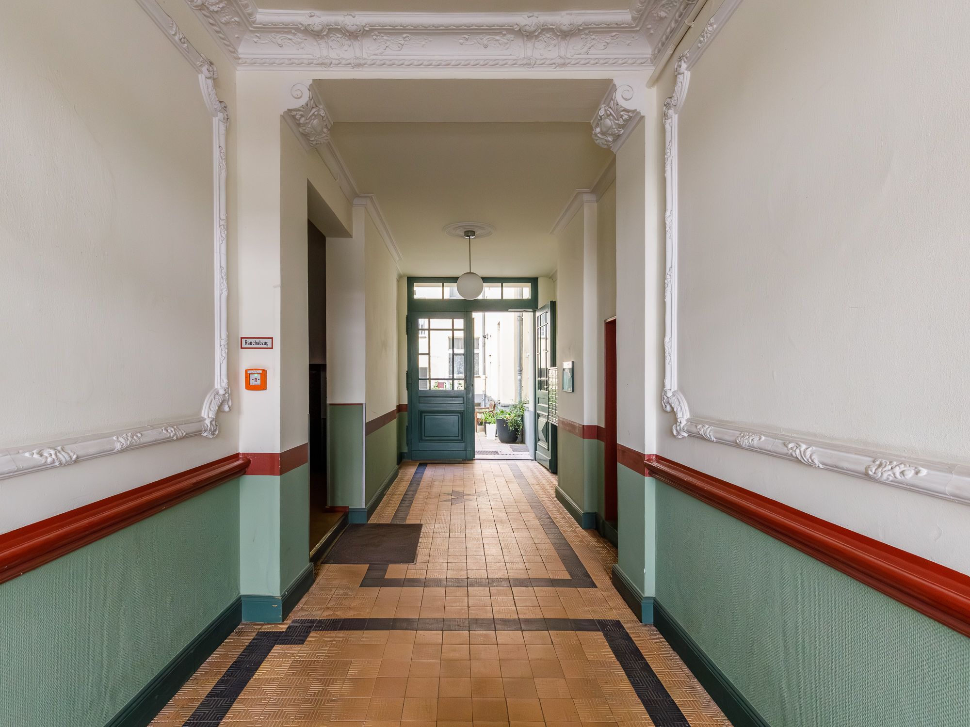 Stuck verziertes Entrée des Hauses 