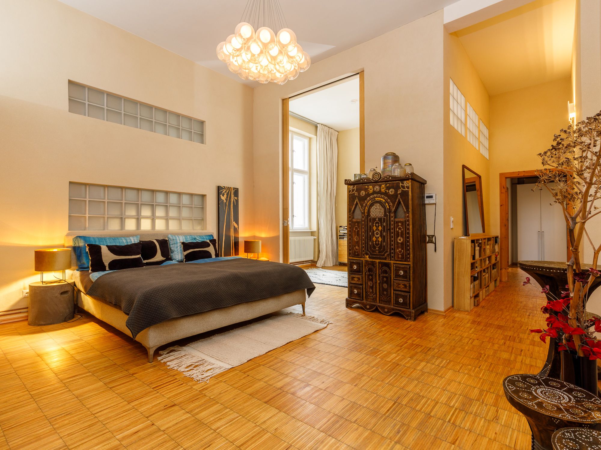 Ruhiges Schlafzimmer mit en suite Bad