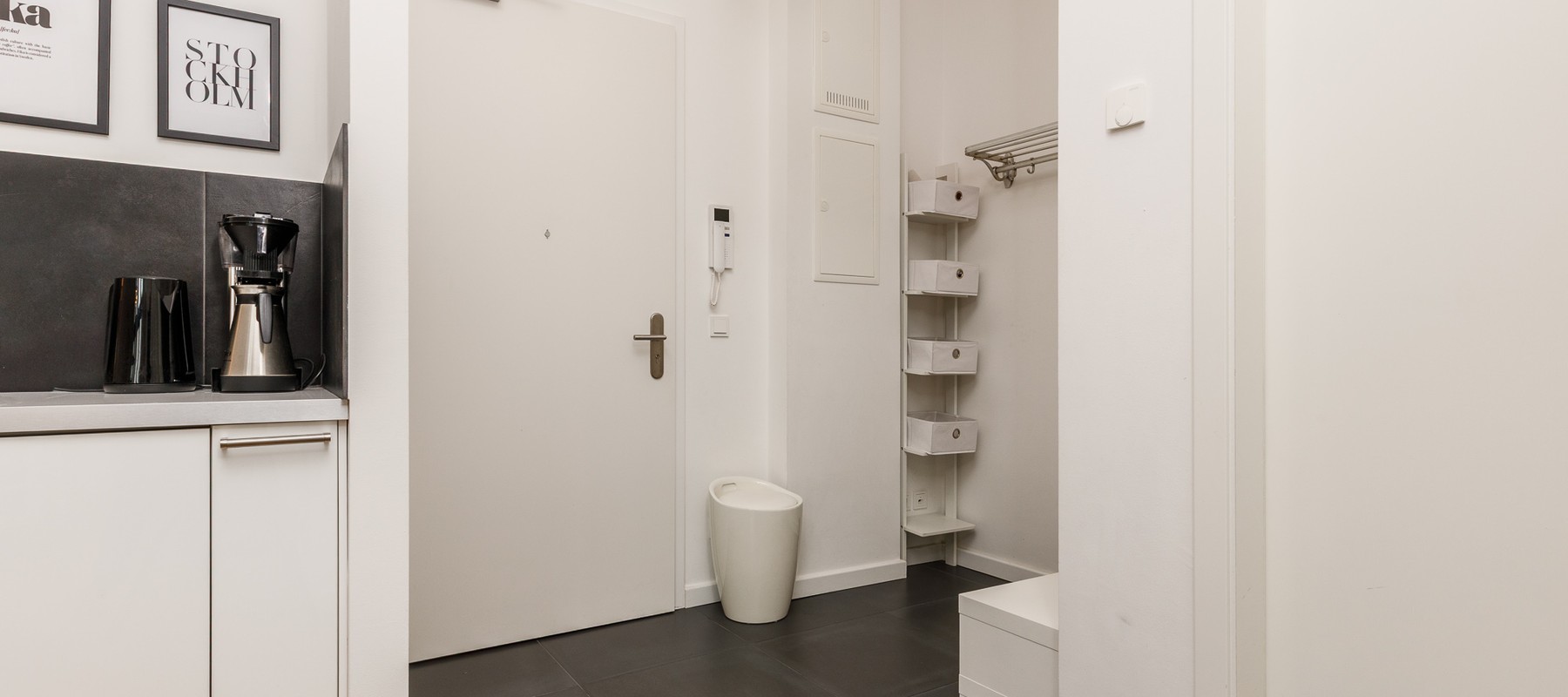 Eingangsbereich mit Videogegensprechanlage Eingangsbereich mit Videogegensprechanlage