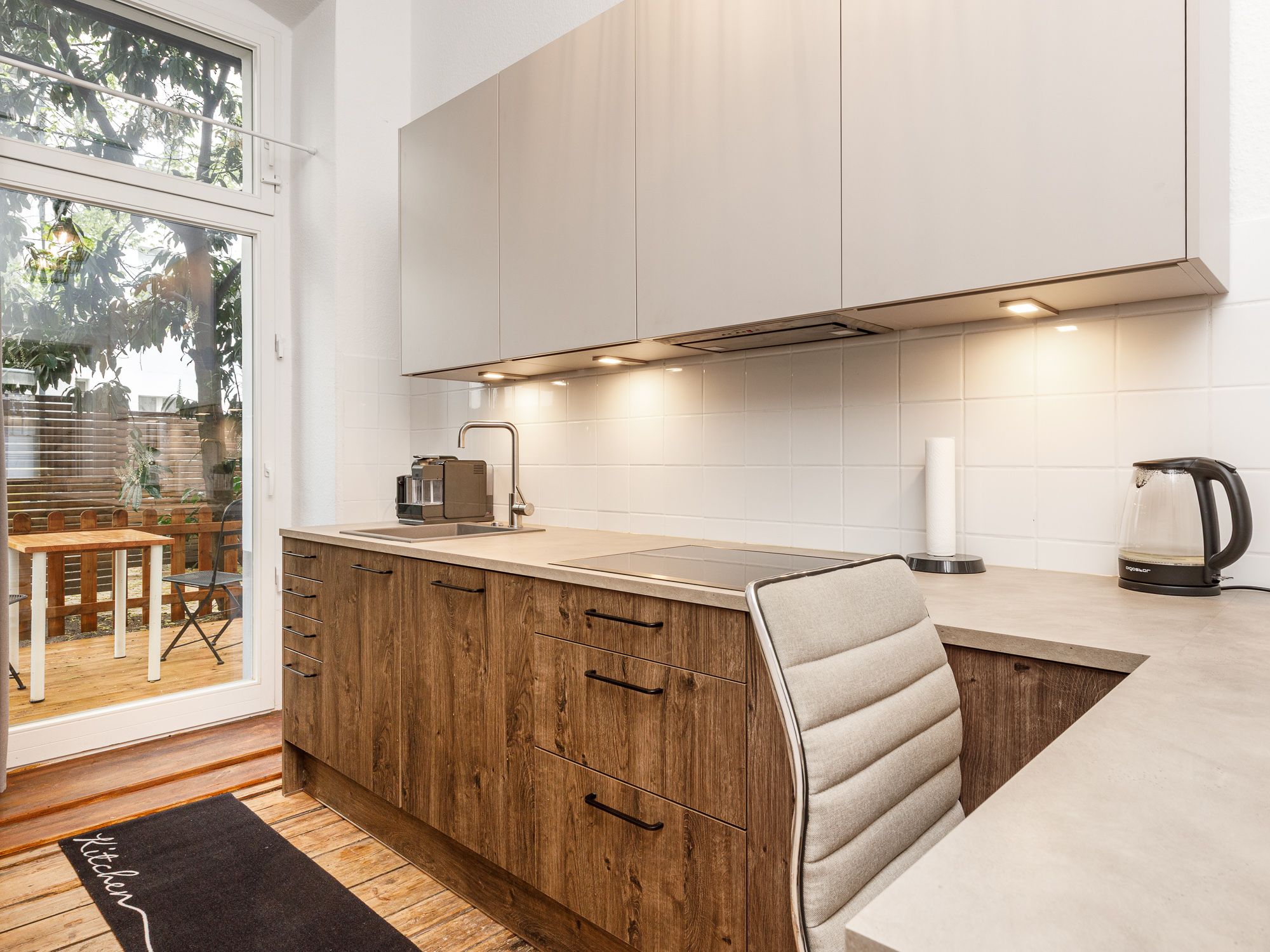 Moderne Küche mit Terrassenzugang 