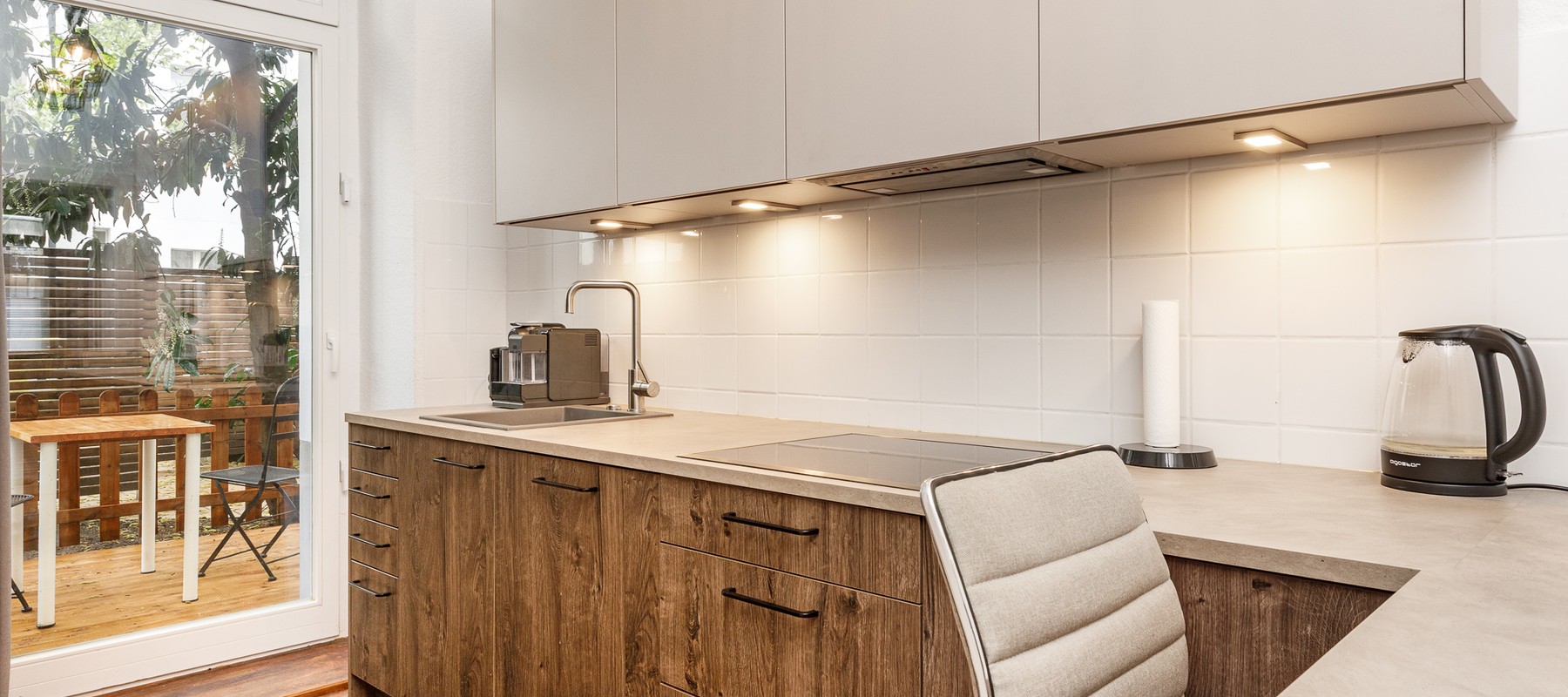 Moderne Küche mit Terrassenzugang Moderne Küche mit Terrassenzugang