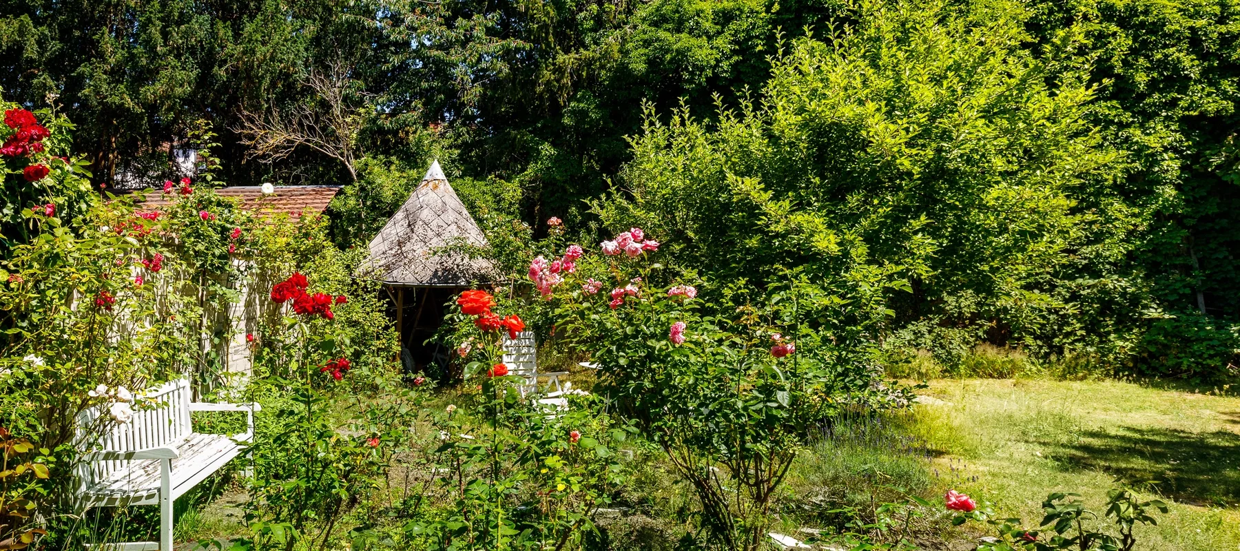 Idyllisches Baugrundstück umgeben von historischer Architektur in der Villenkolonie