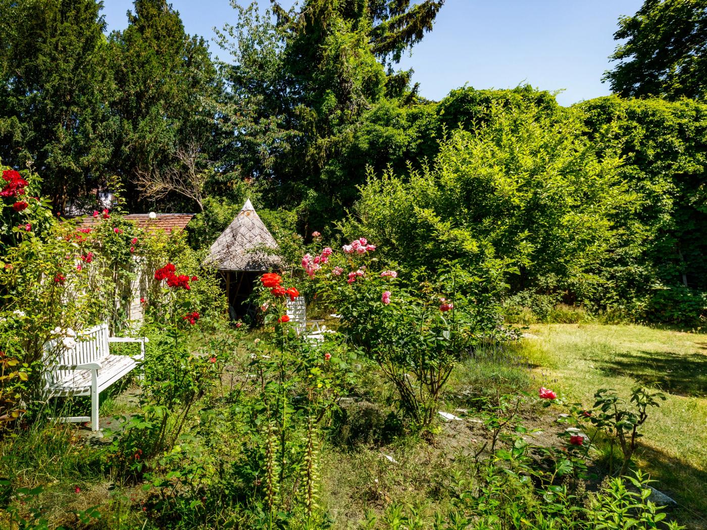 Idyllisches Baugrundstück umgeben von historischer Architektur in der Villenkolonie