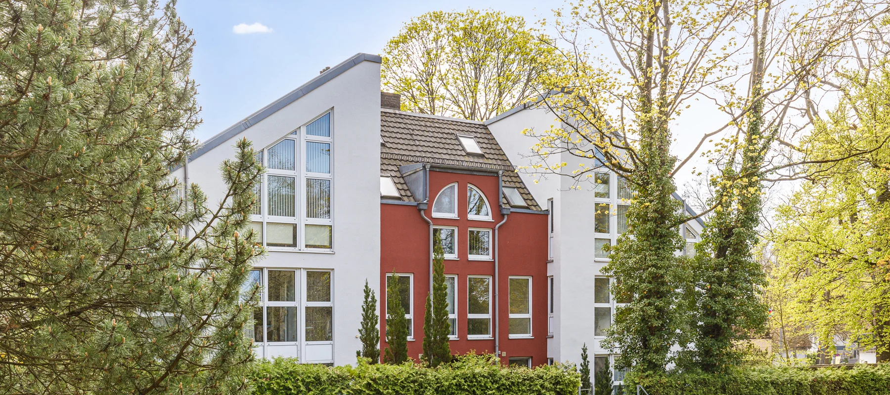 Light-Filled Attic Maisonette with Parking by Großer Wannsee