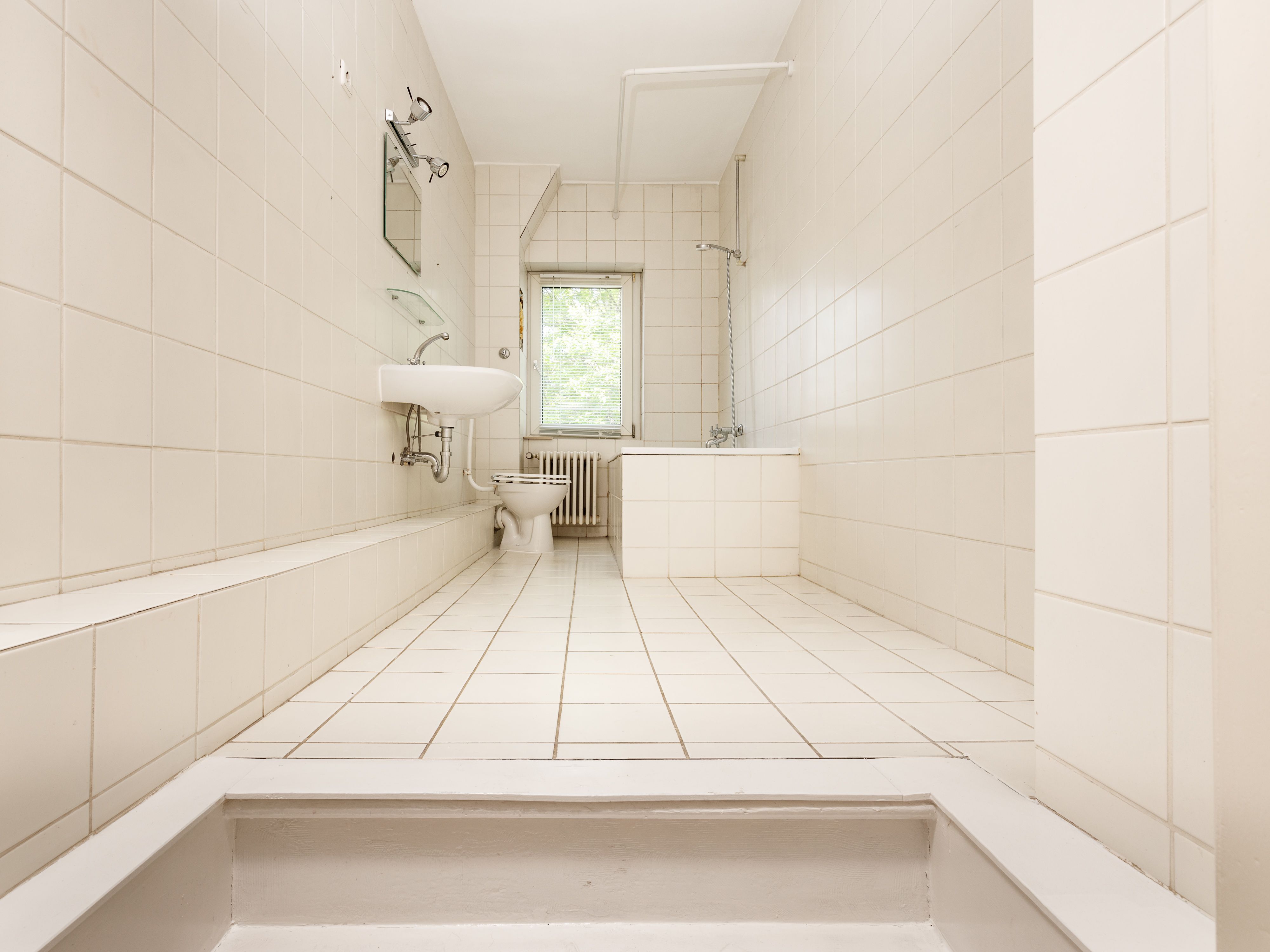 Tagesbelichtetes Bad mit Renovierungsbedarf