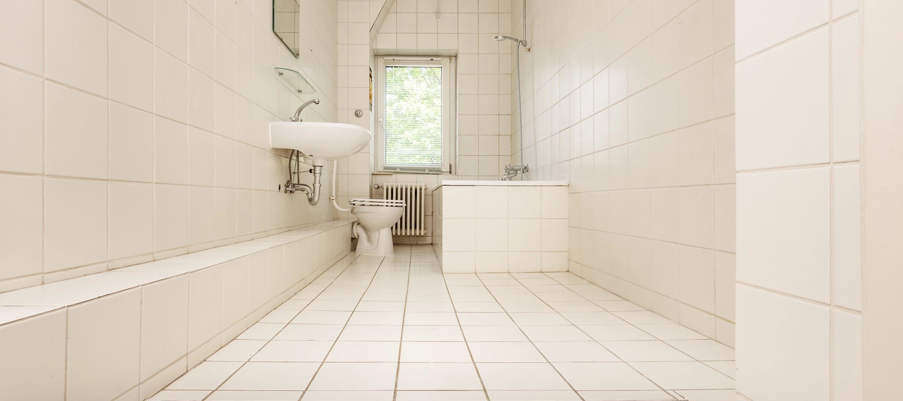 Tagesbelichtetes Bad mit Renovierungsbedarf Tagesbelichtetes Bad mit Renovierungsbedarf