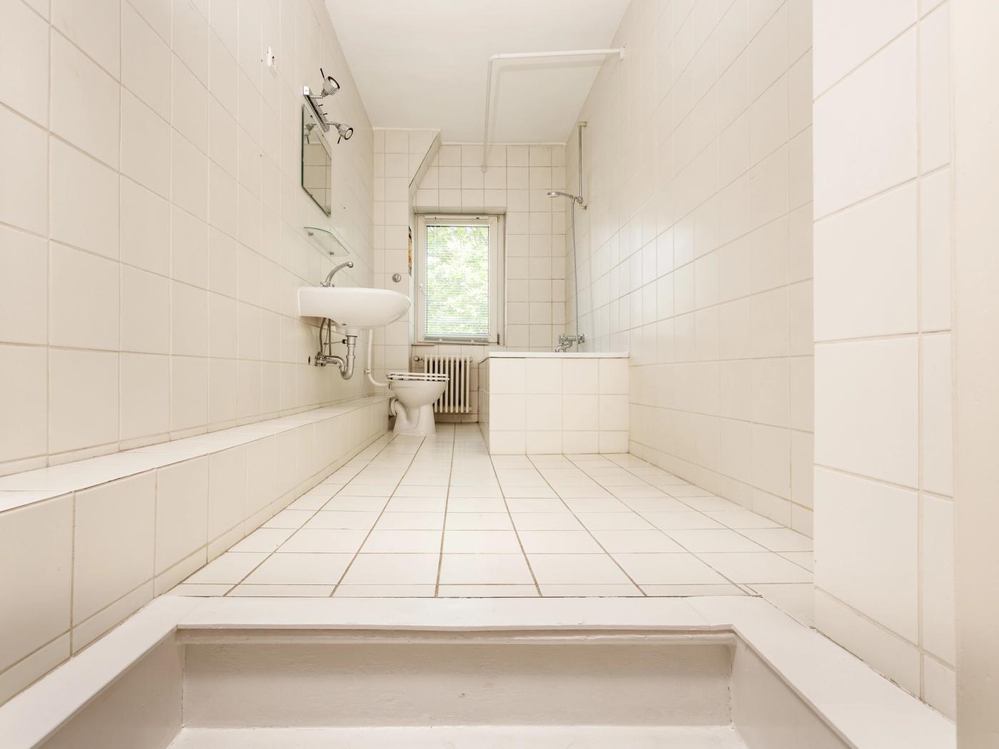 Tagesbelichtetes Bad mit Renovierungsbedarf Tagesbelichtetes Bad mit Renovierungsbedarf