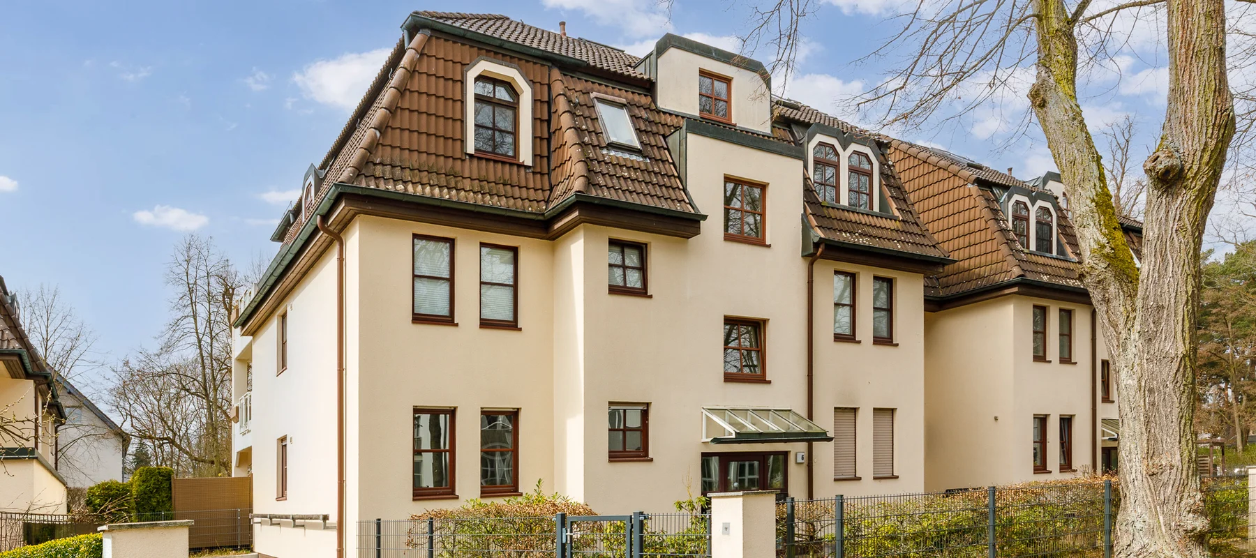 A Tranquil Maisonette with a Generous Terrace Set Between Kleiner Wannsee and Pohlesee