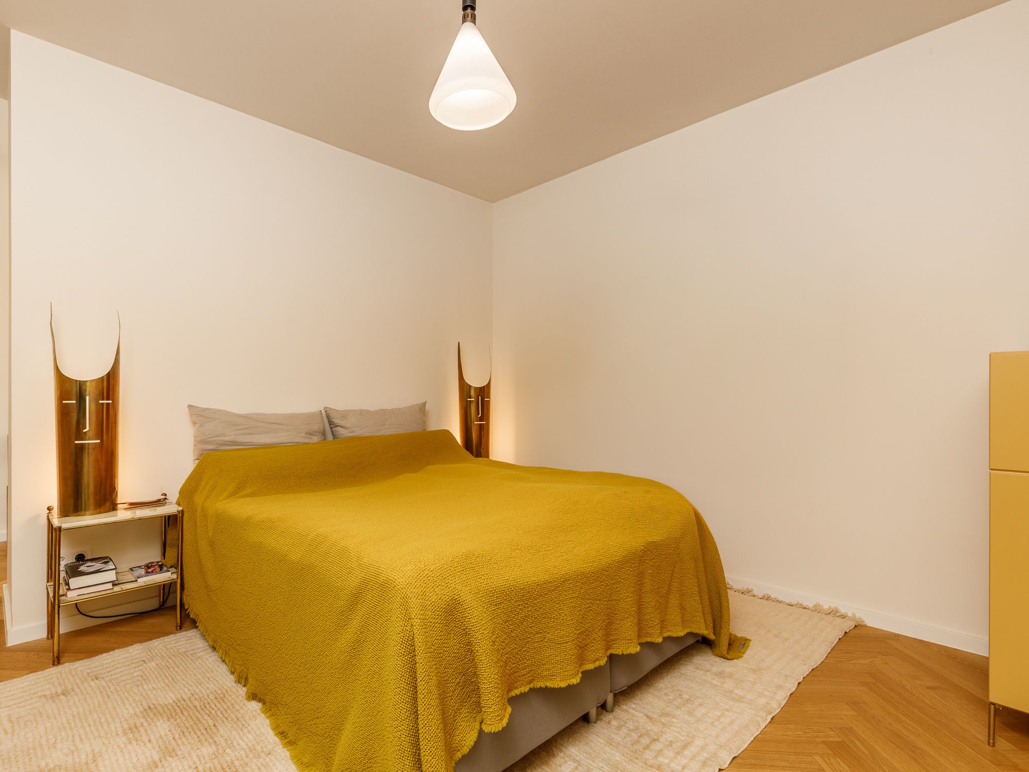 Primary suite with king-size bed 