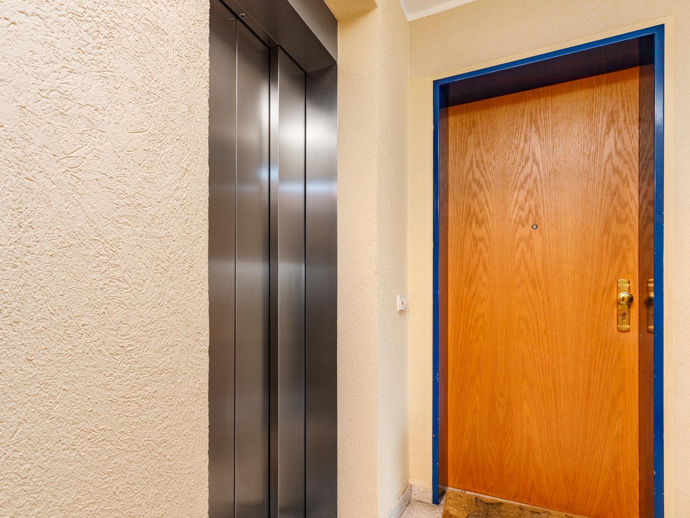 Ansicht Treppenhaus mit Fahrstuhl Ansicht Treppenhaus mit Fahrstuhl