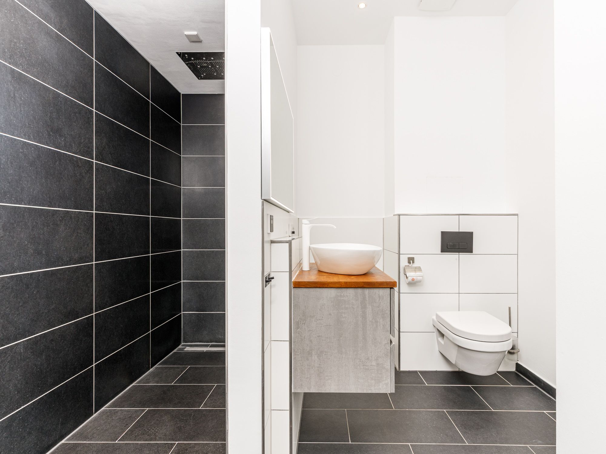 Modern bathroom with walk-in shower 