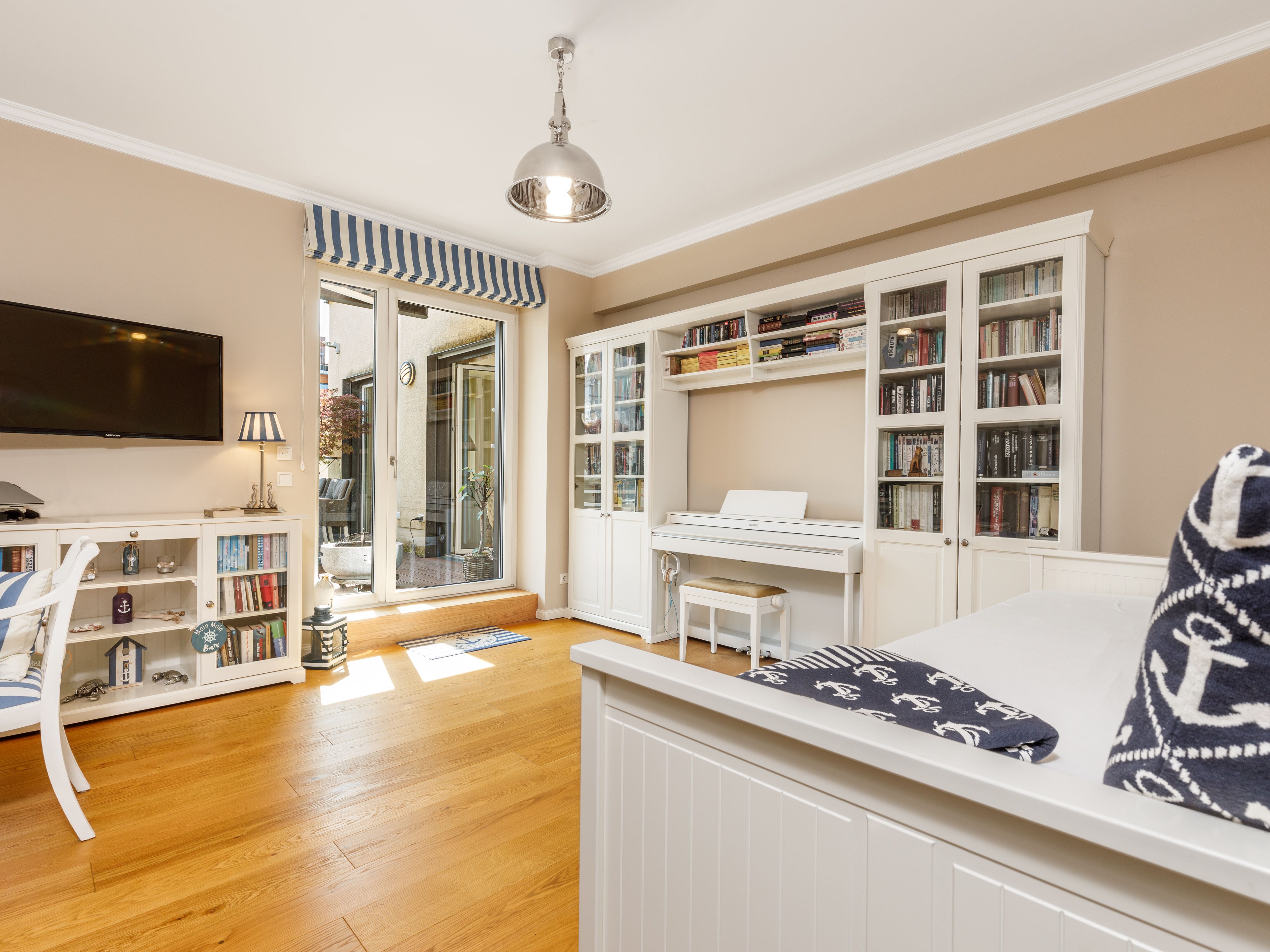 Schlafzimmer mit Klavier und viel Platz