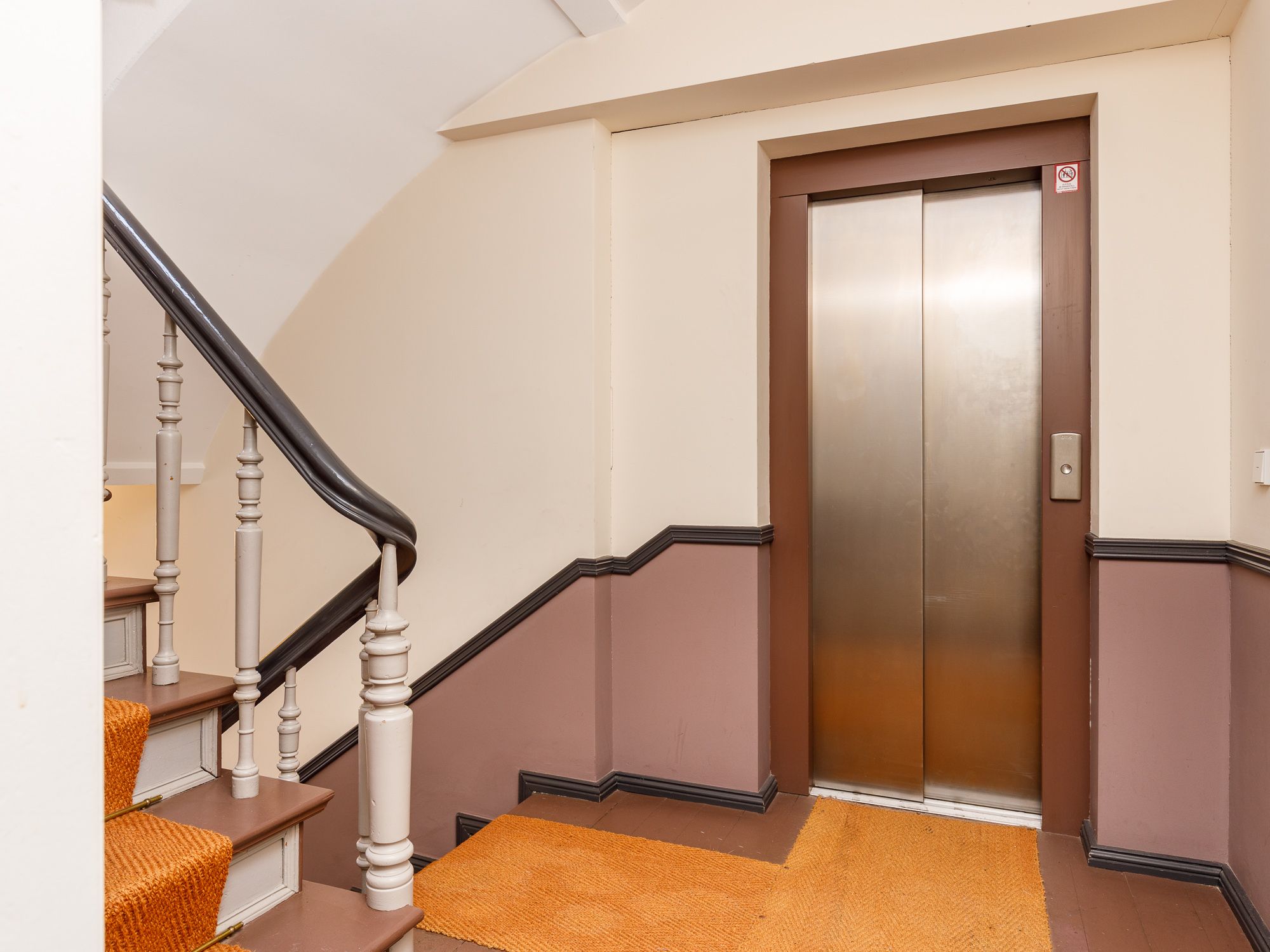 Aufgang mit Personenaufzug 