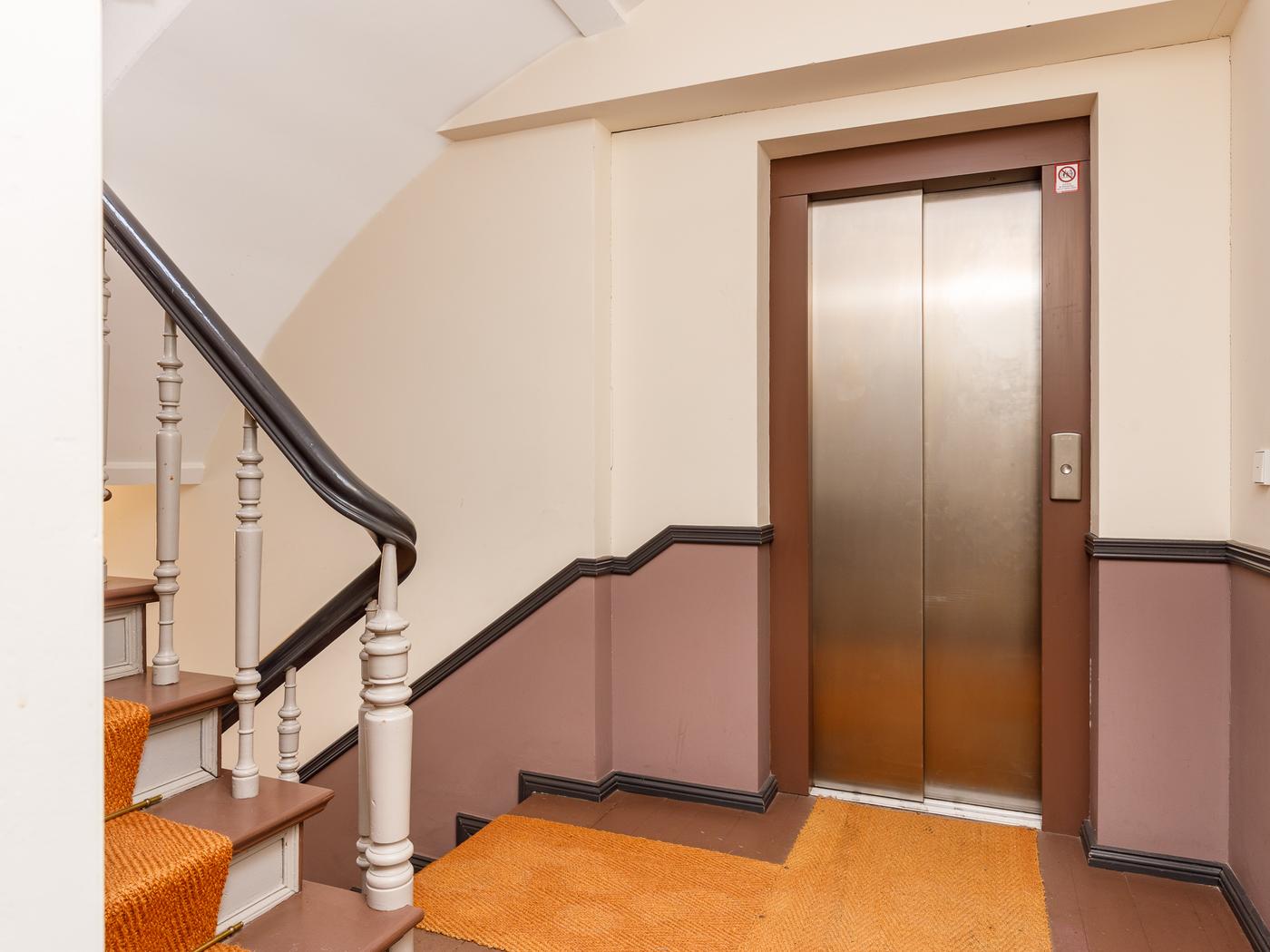 Aufgang mit Personenaufzug Aufgang mit Personenaufzug