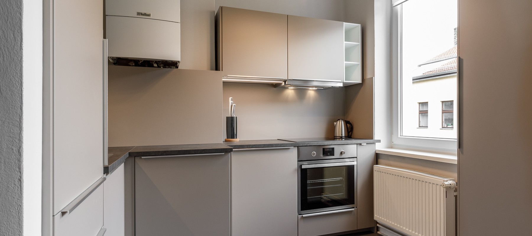 Semi-open kitchenette with appliances Semi-open kitchenette with appliances