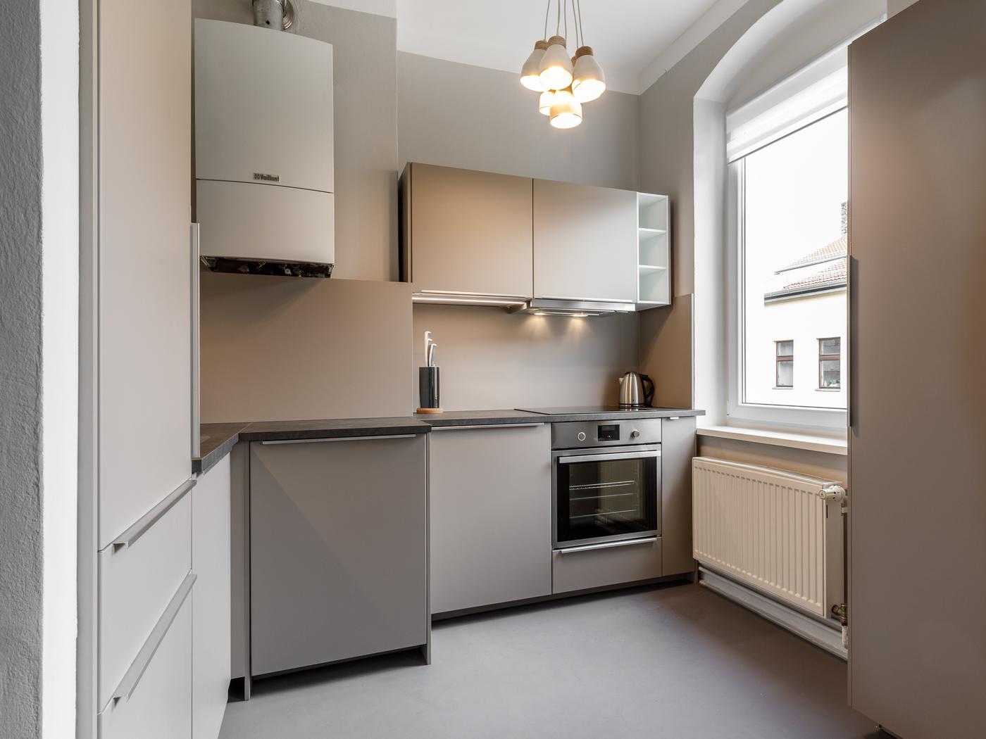 Halboffene Pantryküche mit Geräten Halboffene Pantryküche mit Geräten