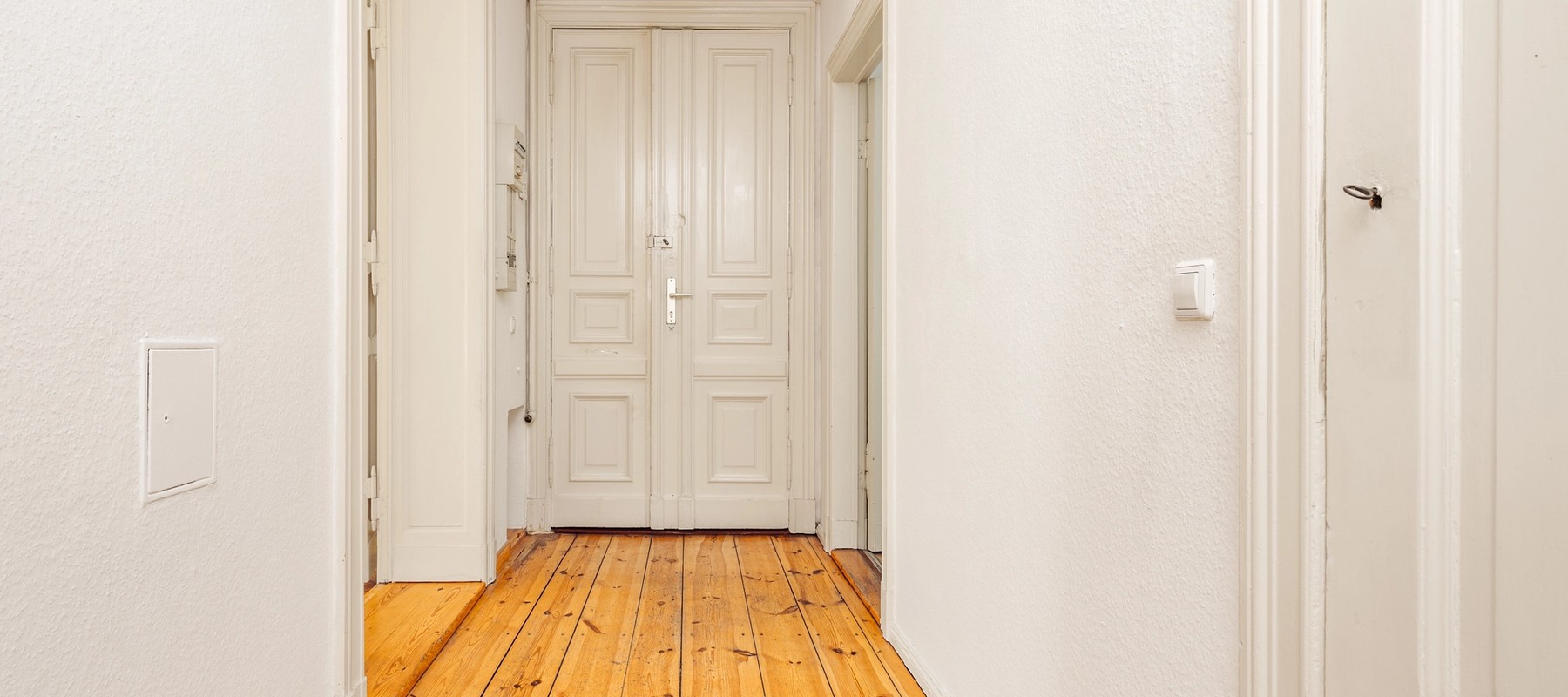 Verzierte Eingangsdoppeltür Verzierte Eingangsdoppeltür