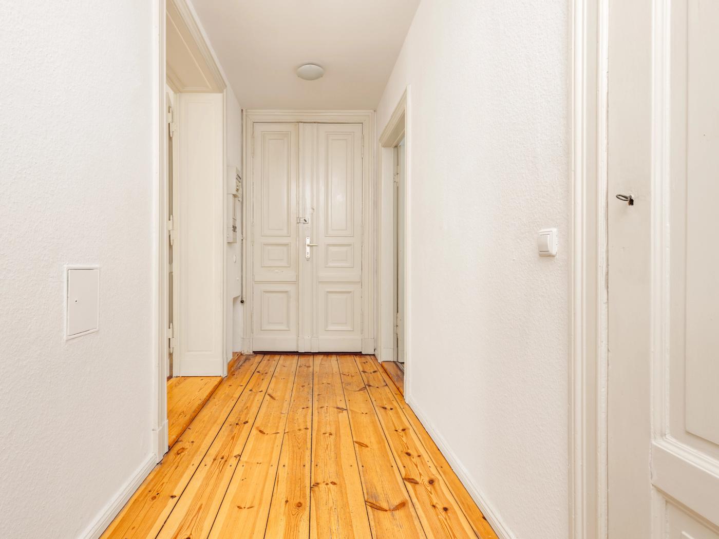 Verzierte Eingangsdoppeltür Verzierte Eingangsdoppeltür