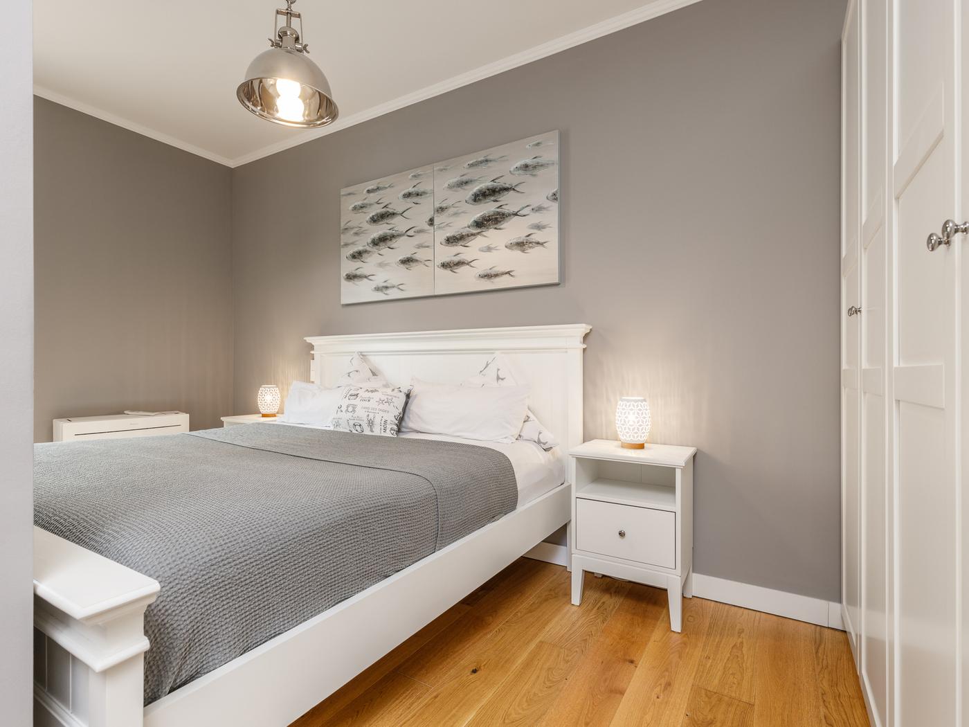 Schlafbereich mit Bett und Kleiderschrank Schlafbereich mit Bett und Kleiderschrank