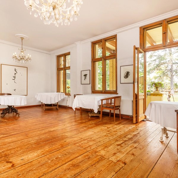 Esszimmer Altbau Fensterfront Dielenboden