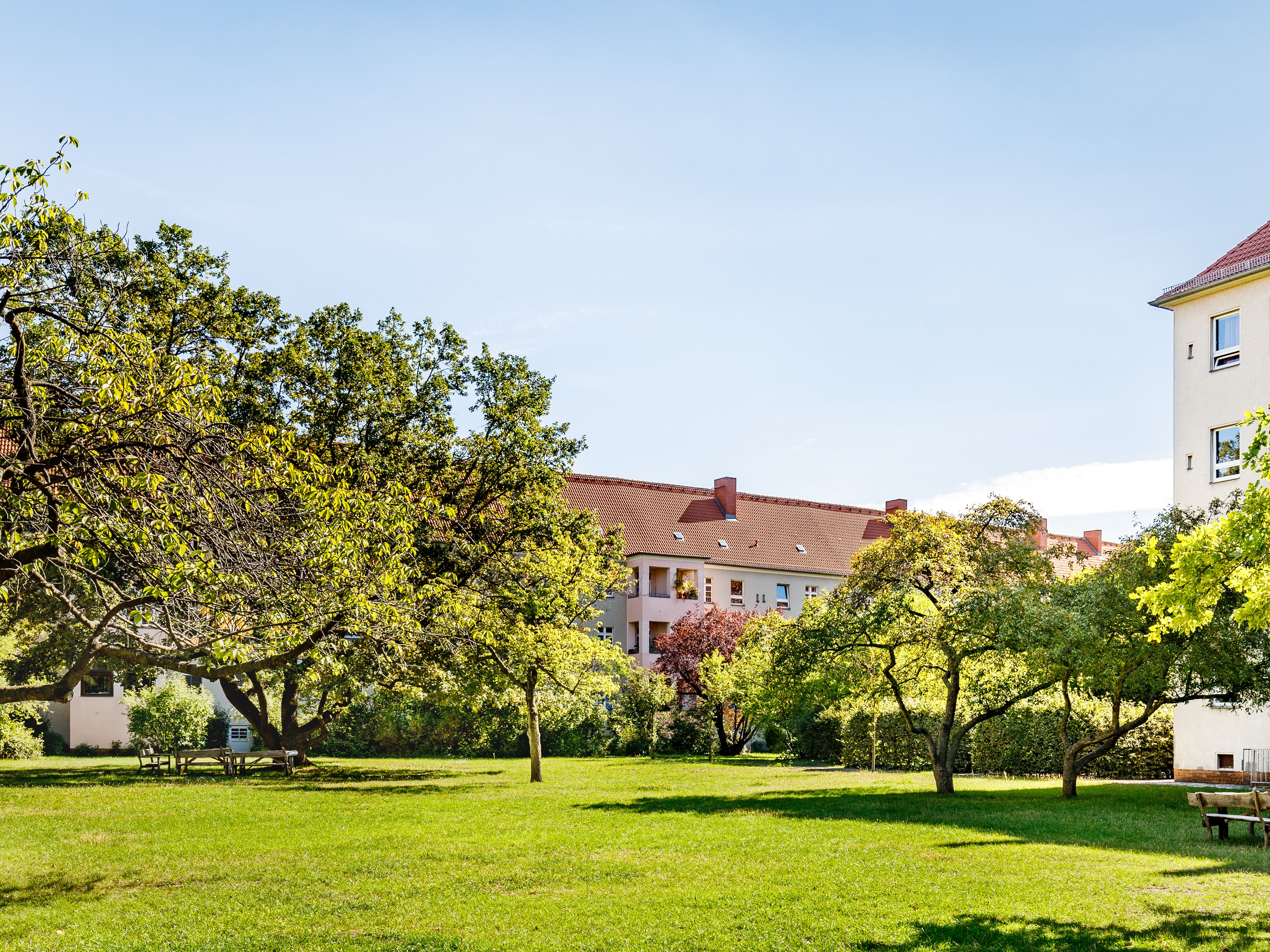 Weiterläufiger Innenhof mit Spielplatz