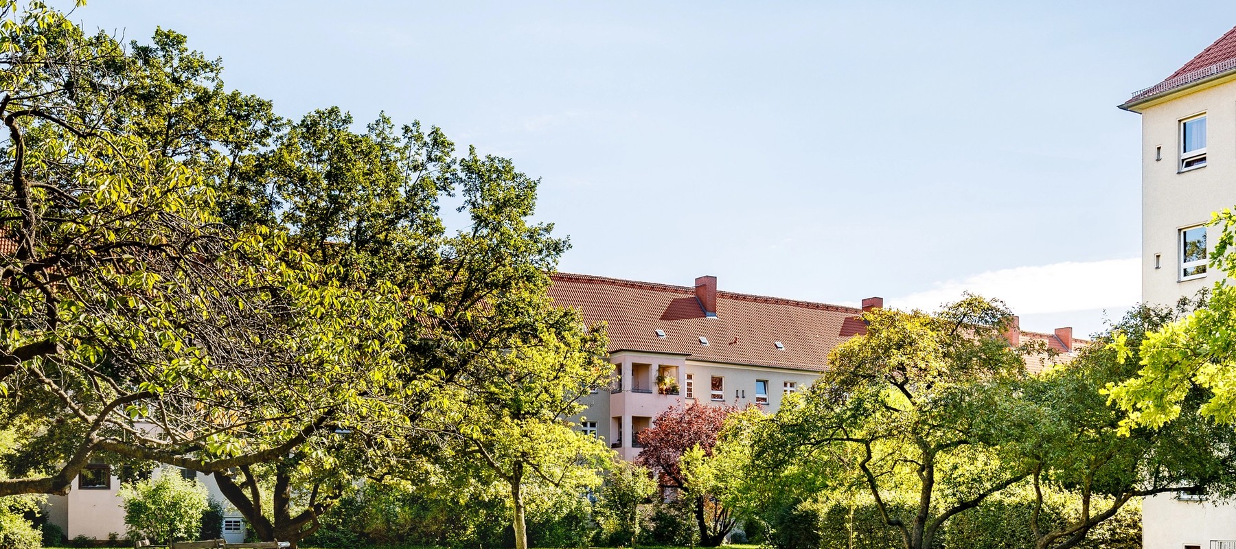 Weiterläufiger Innenhof mit Spielplatz Weiterläufiger Innenhof mit Spielplatz
