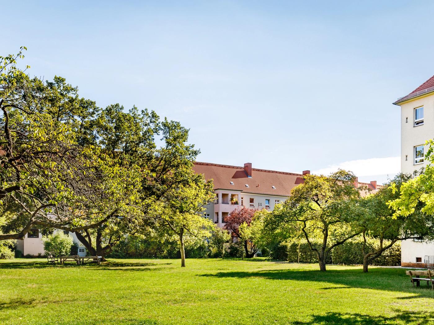 Weiterläufiger Innenhof mit Spielplatz Weiterläufiger Innenhof mit Spielplatz