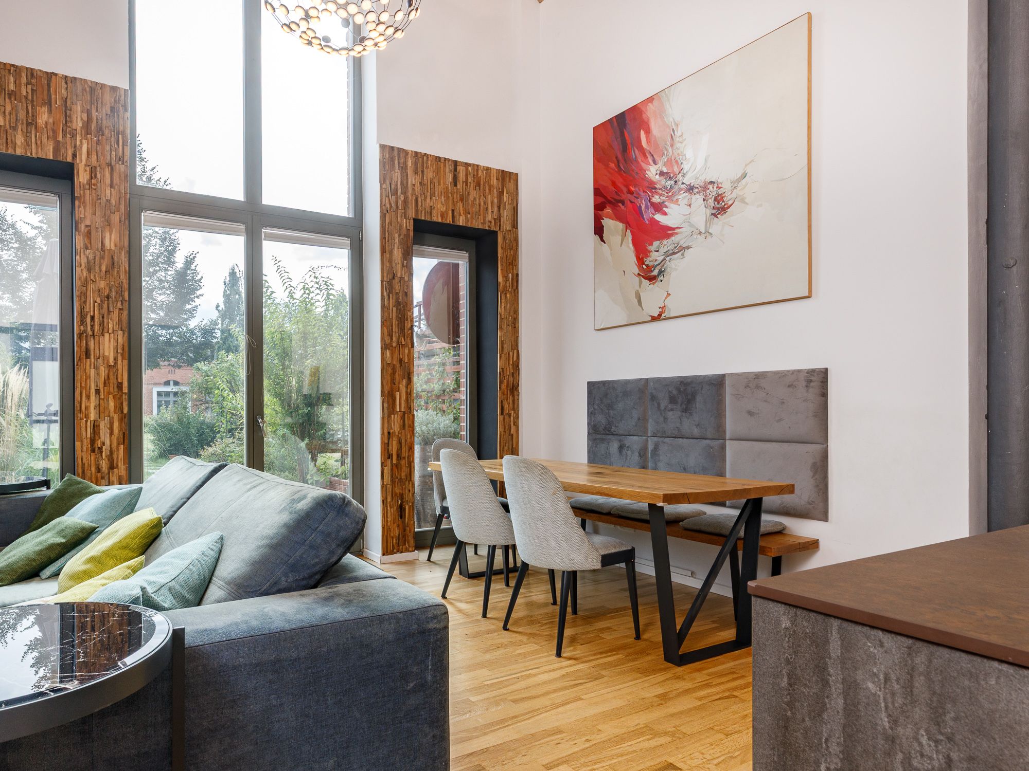 Loftiges Wohnzimmer mit Terrassenzugang 