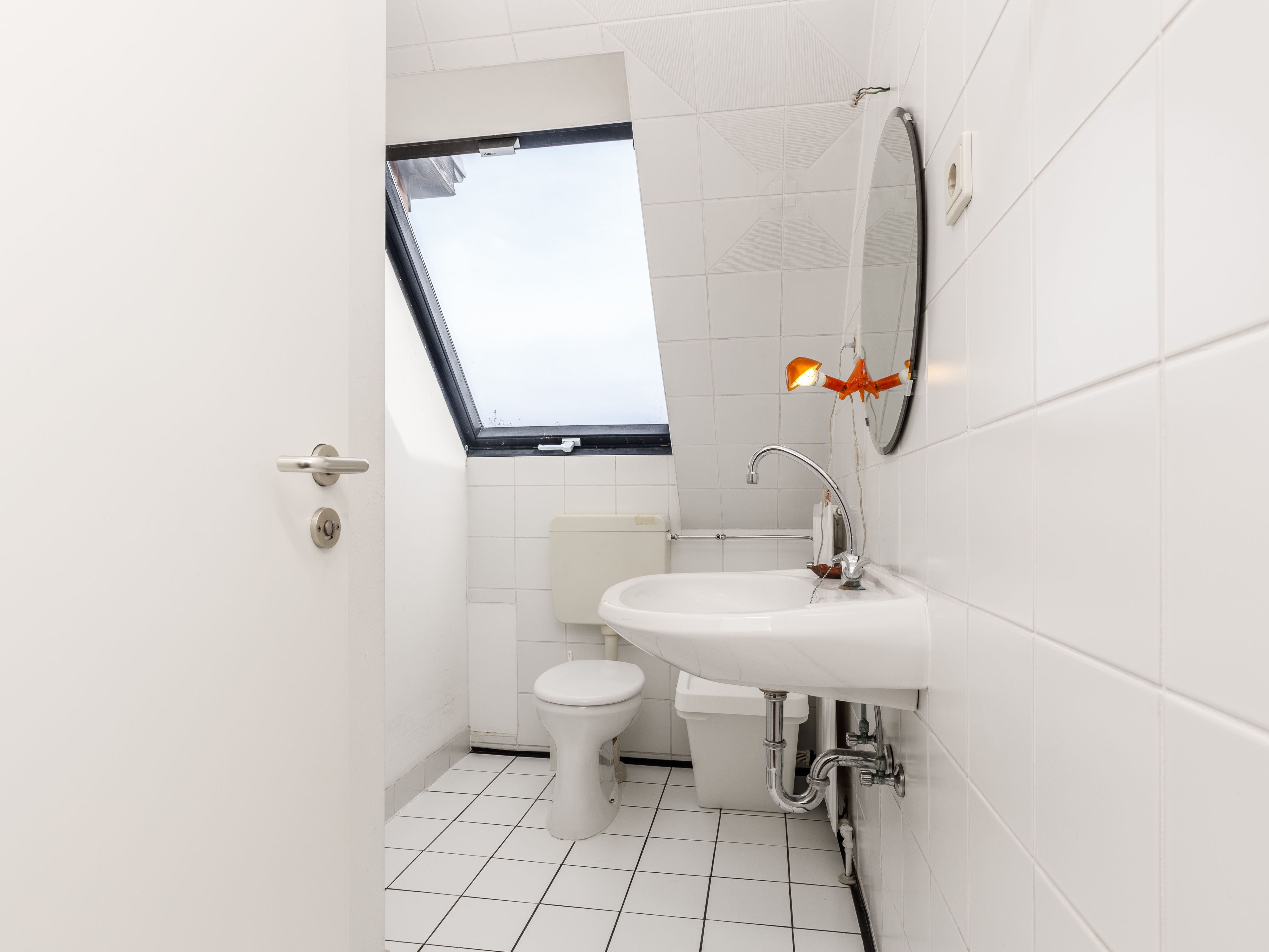 Tagesbelichtetes Gäste-WC mit Dusche