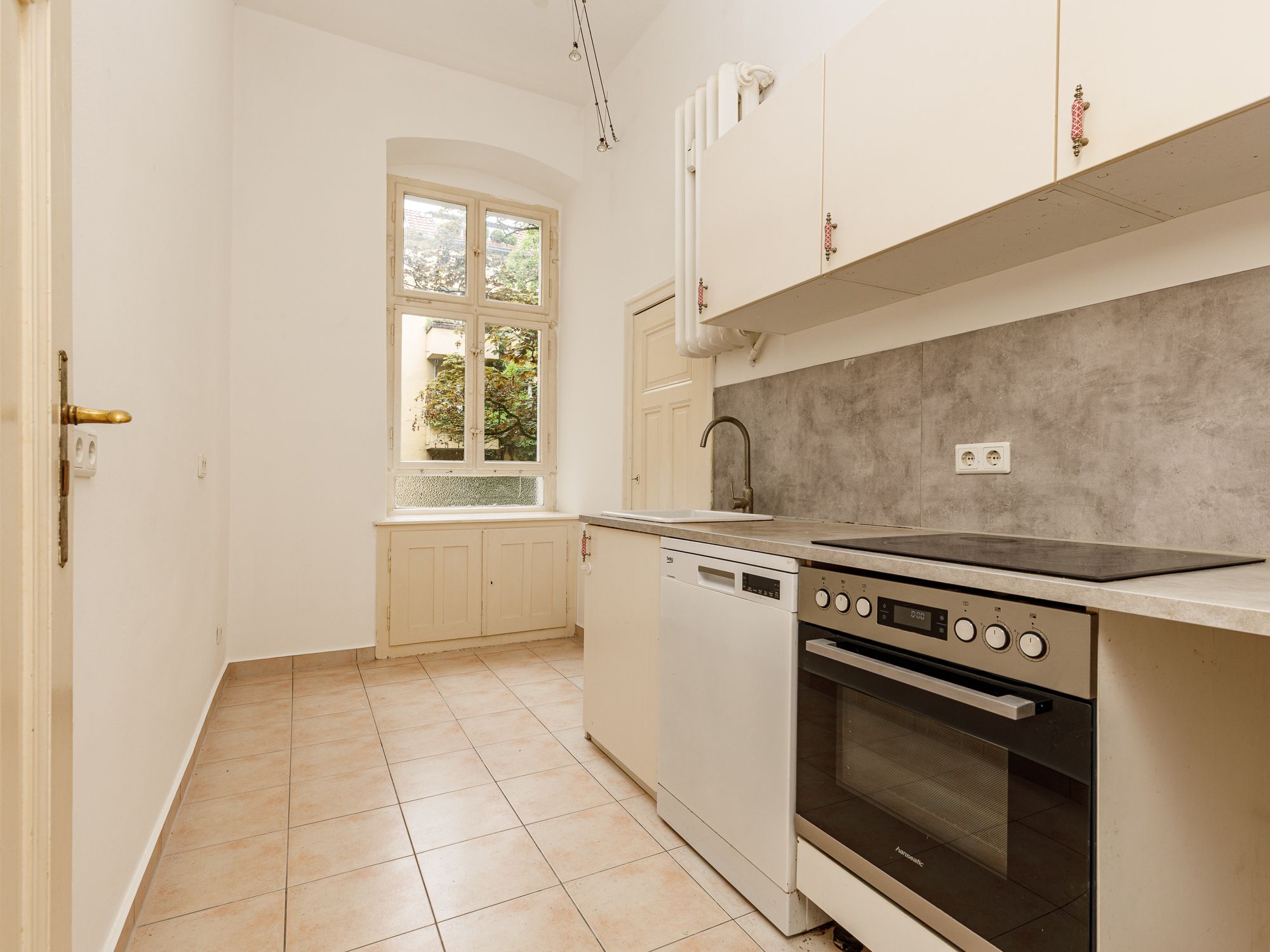 Separater Küchenbereich mit Elektrogeräten von Miele 