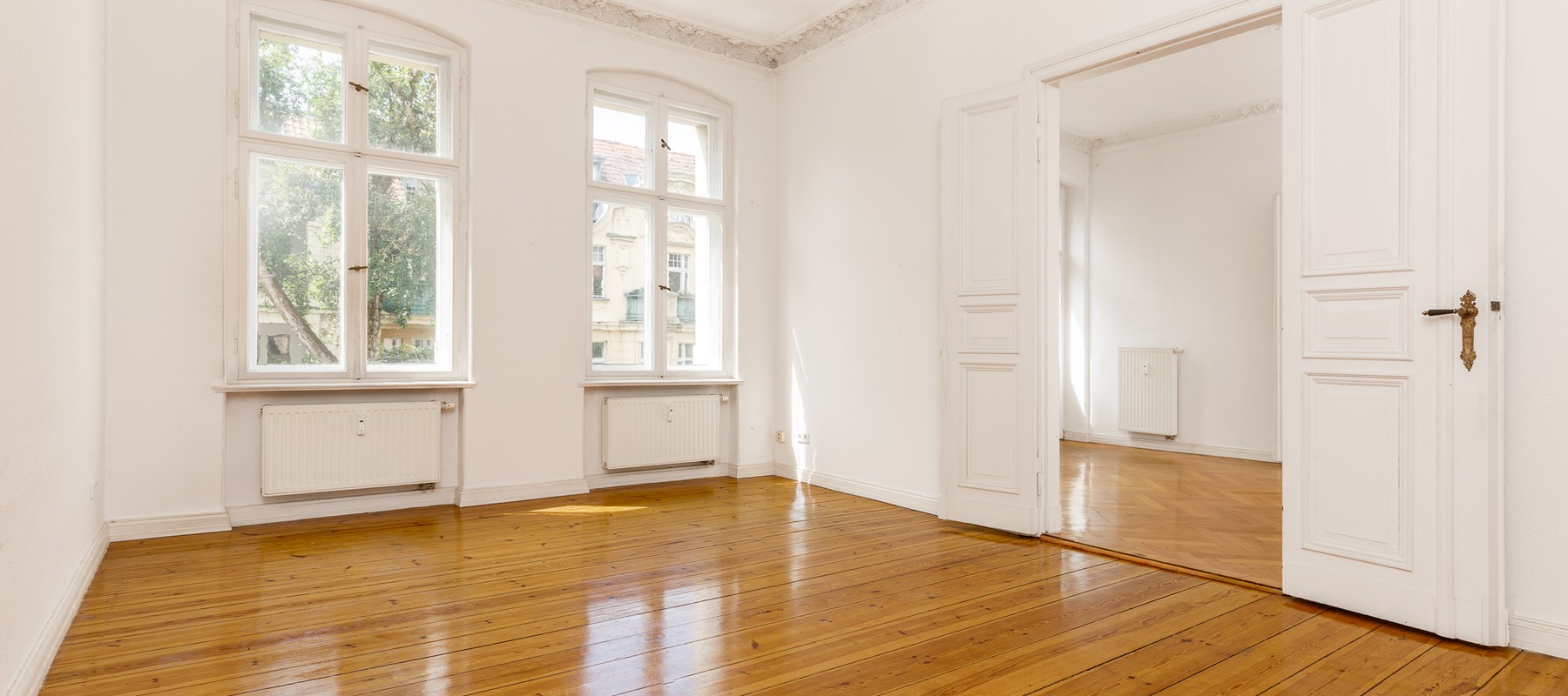 Großzügiger Essbereich mit Doppelflügeltüren Großzügiger Essbereich mit Doppelflügeltüren