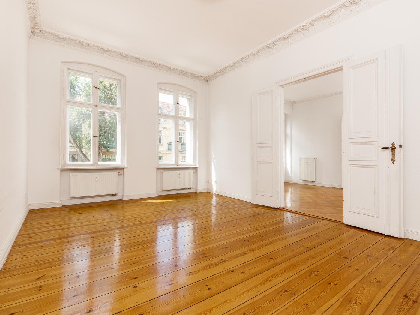 Großzügiger Essbereich mit Doppelflügeltüren Großzügiger Essbereich mit Doppelflügeltüren