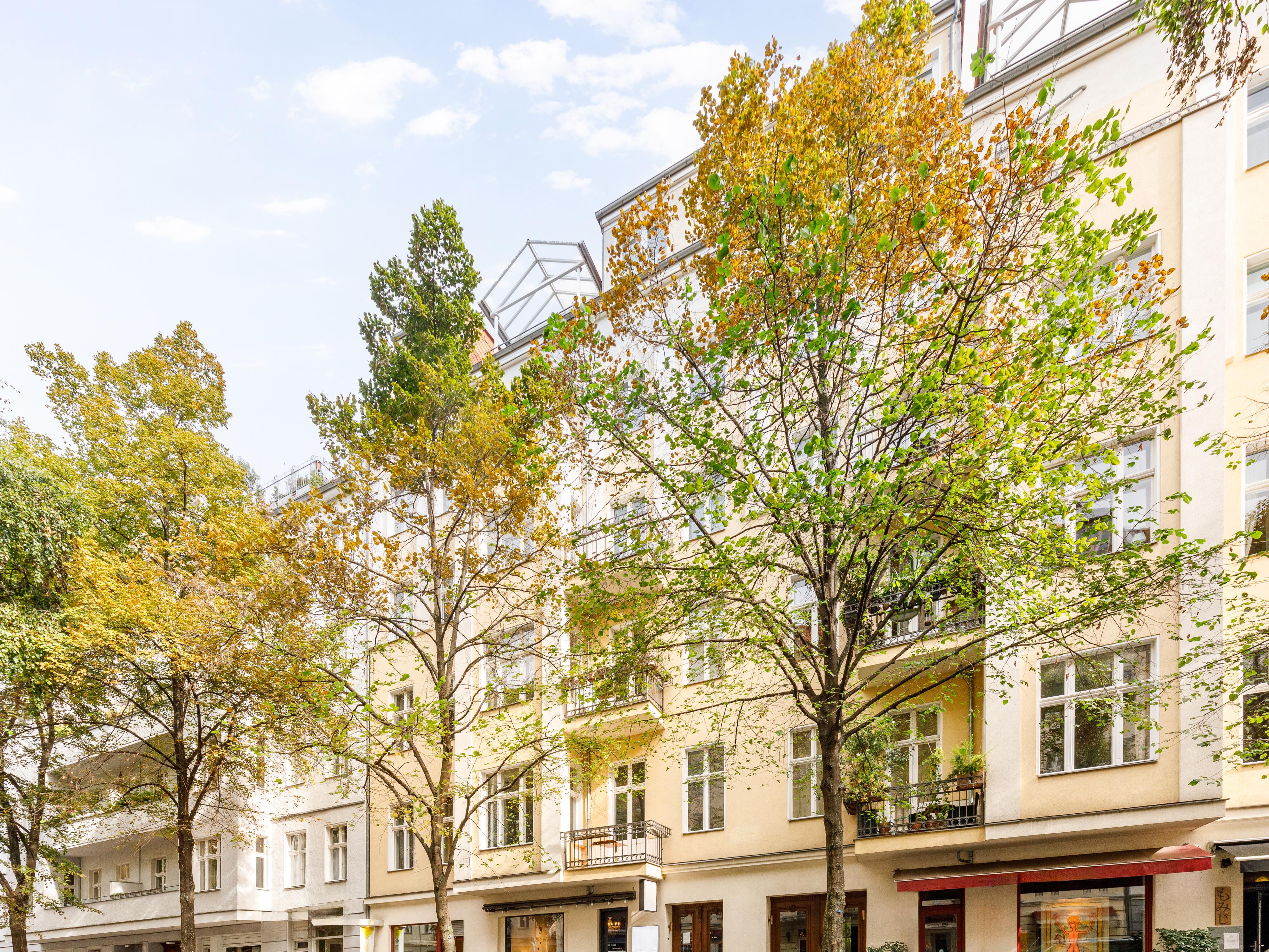 Vermietete 3-Zimmer-Wohnung mit Balkon im gepflegtem Altbau am Savignyplatz