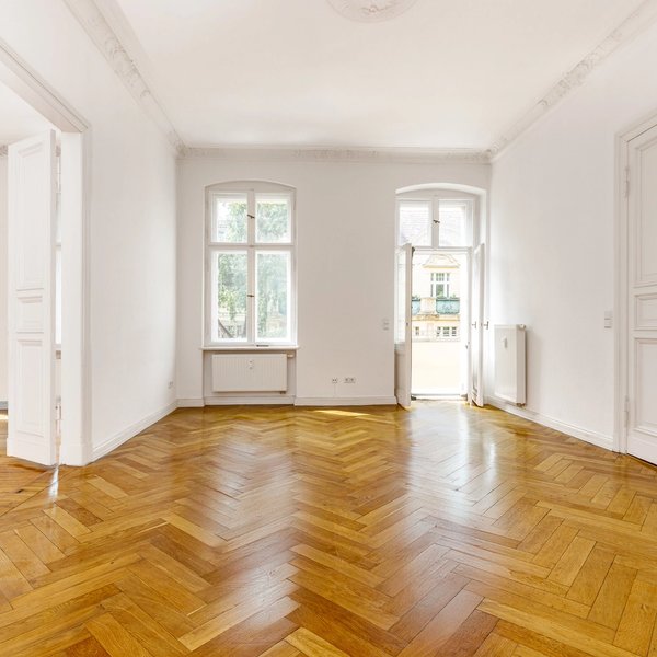 Altbau Wohnzimmer Fischgrätparkett Flügeltüren