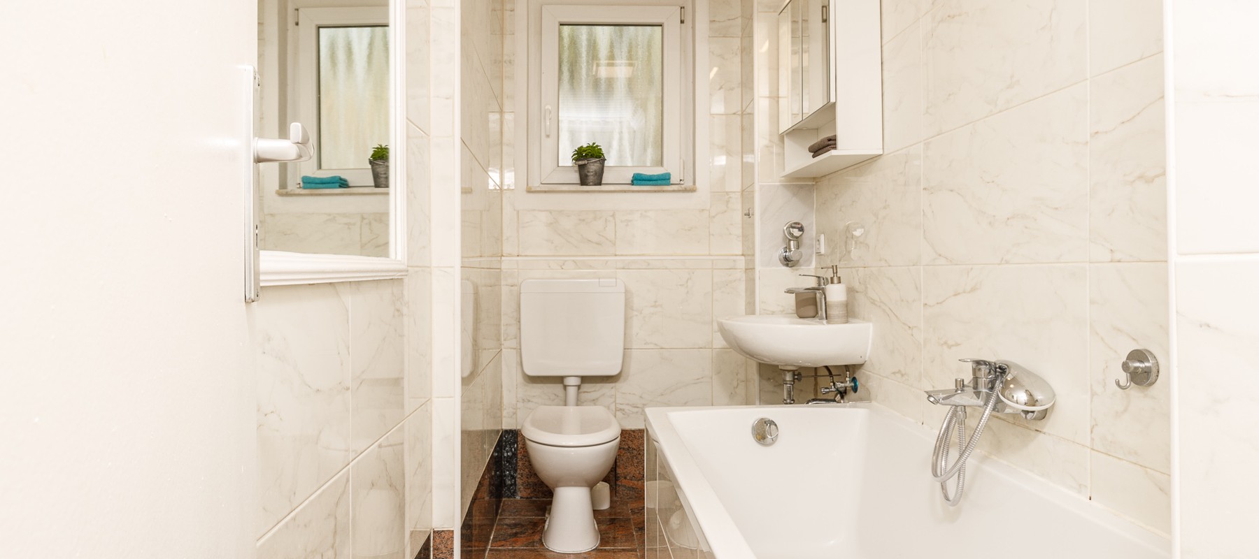 Tagesbelichtetes Wannenbad mit Duschfunktion Tagesbelichtetes Wannenbad mit Duschfunktion